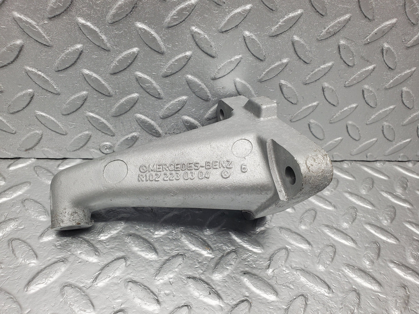 1266 Mercedes-Benz W123 230E Engine Mount Bracket Right Side 1022230304