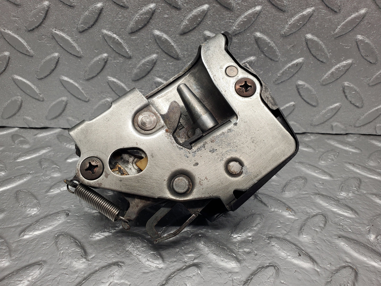1281 Mercedes-Benz V123 240D Door Lock Mechanism Front Right 1237230208