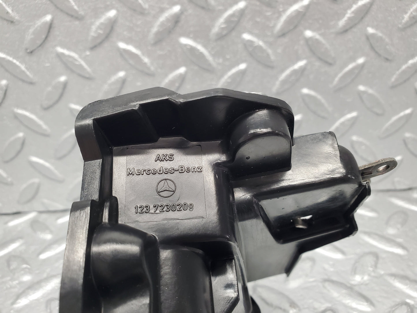 1281 Mercedes-Benz V123 240D Door Lock Mechanism Front Right 1237230208