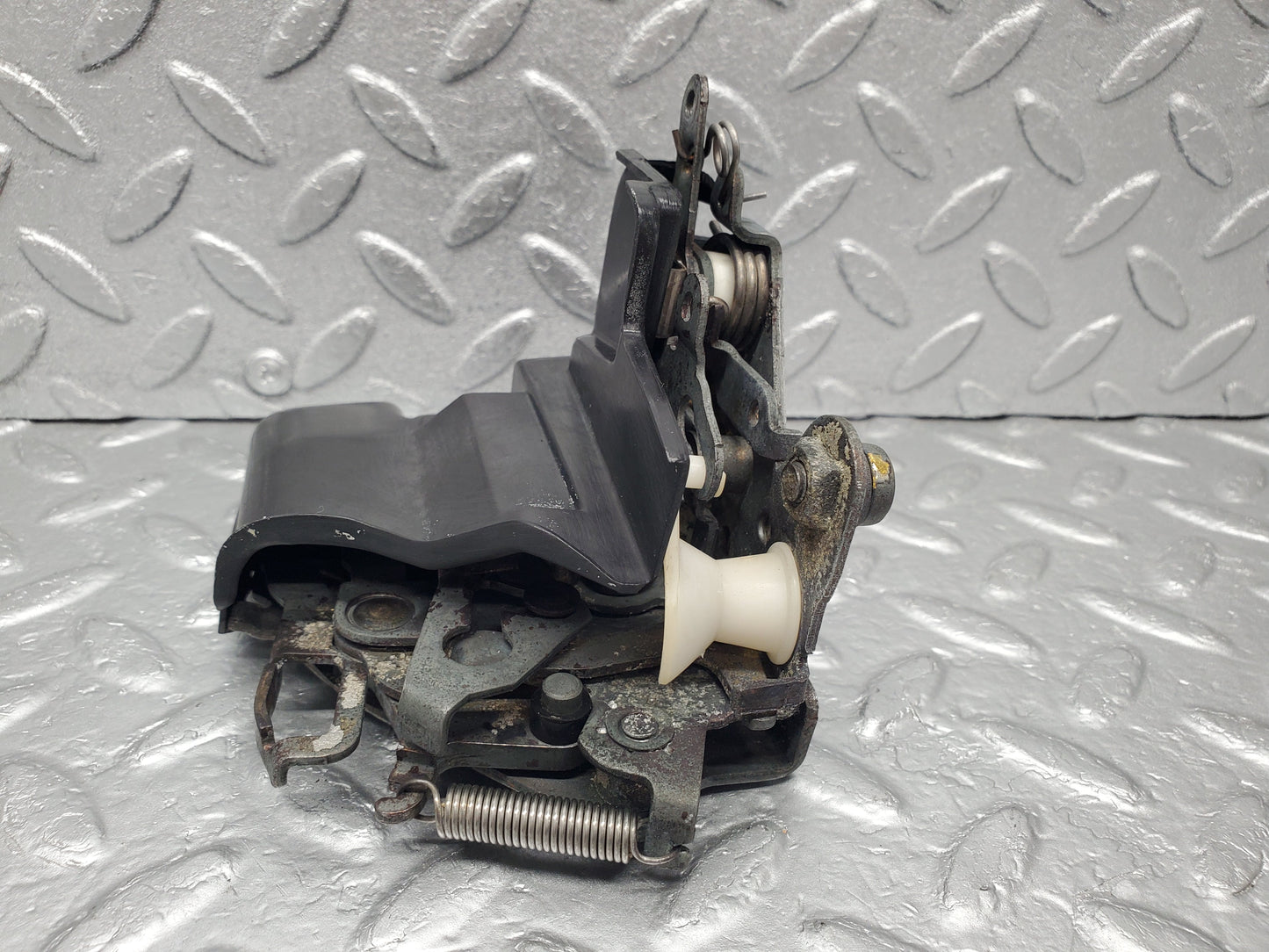 1281 Mercedes-Benz V123 240D Door Lock Mechanism Front Right 1237230208