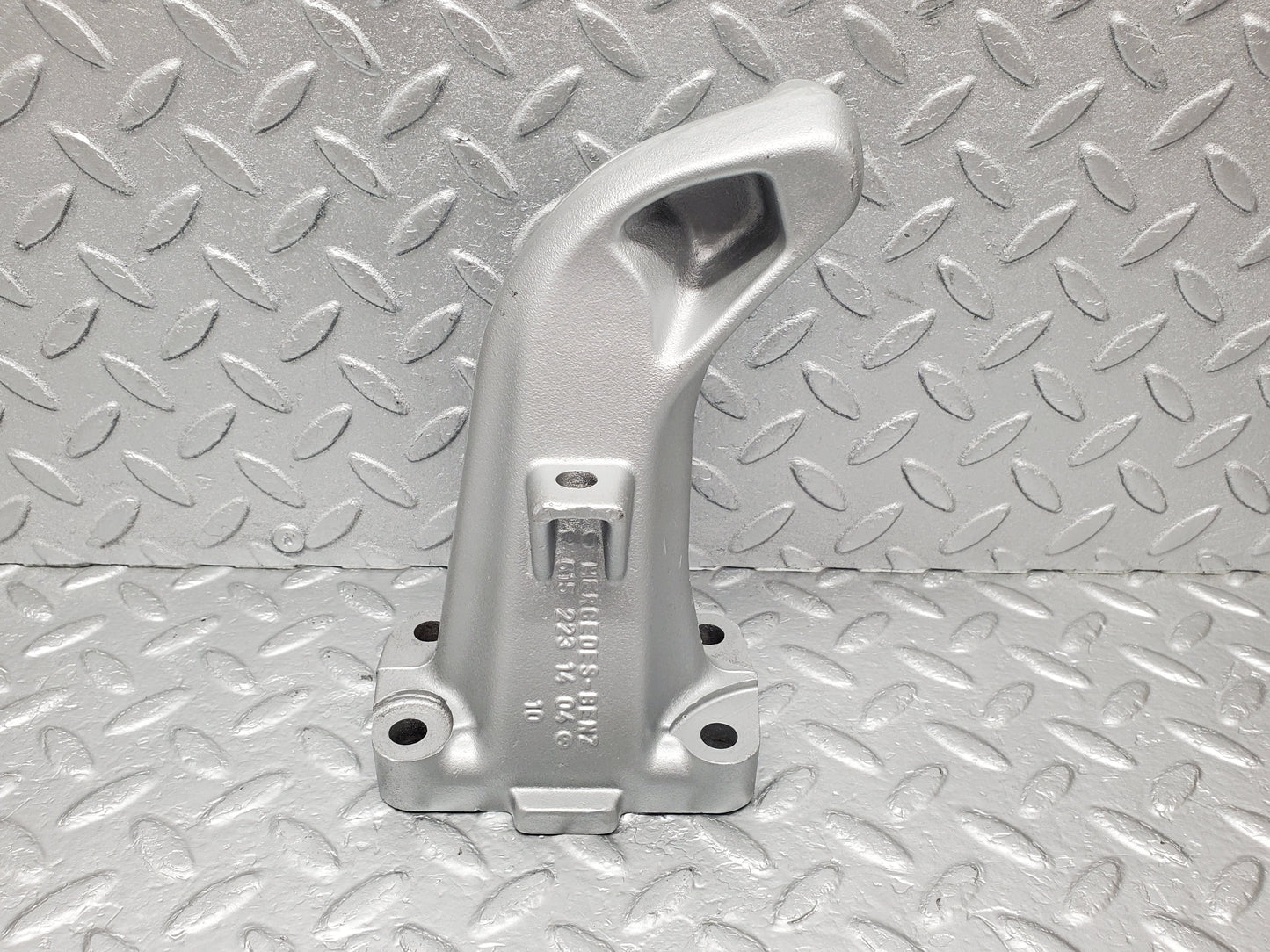 1323 Mercedes-Benz V123 240D Engine Mount Bracket Right Side 6152231404