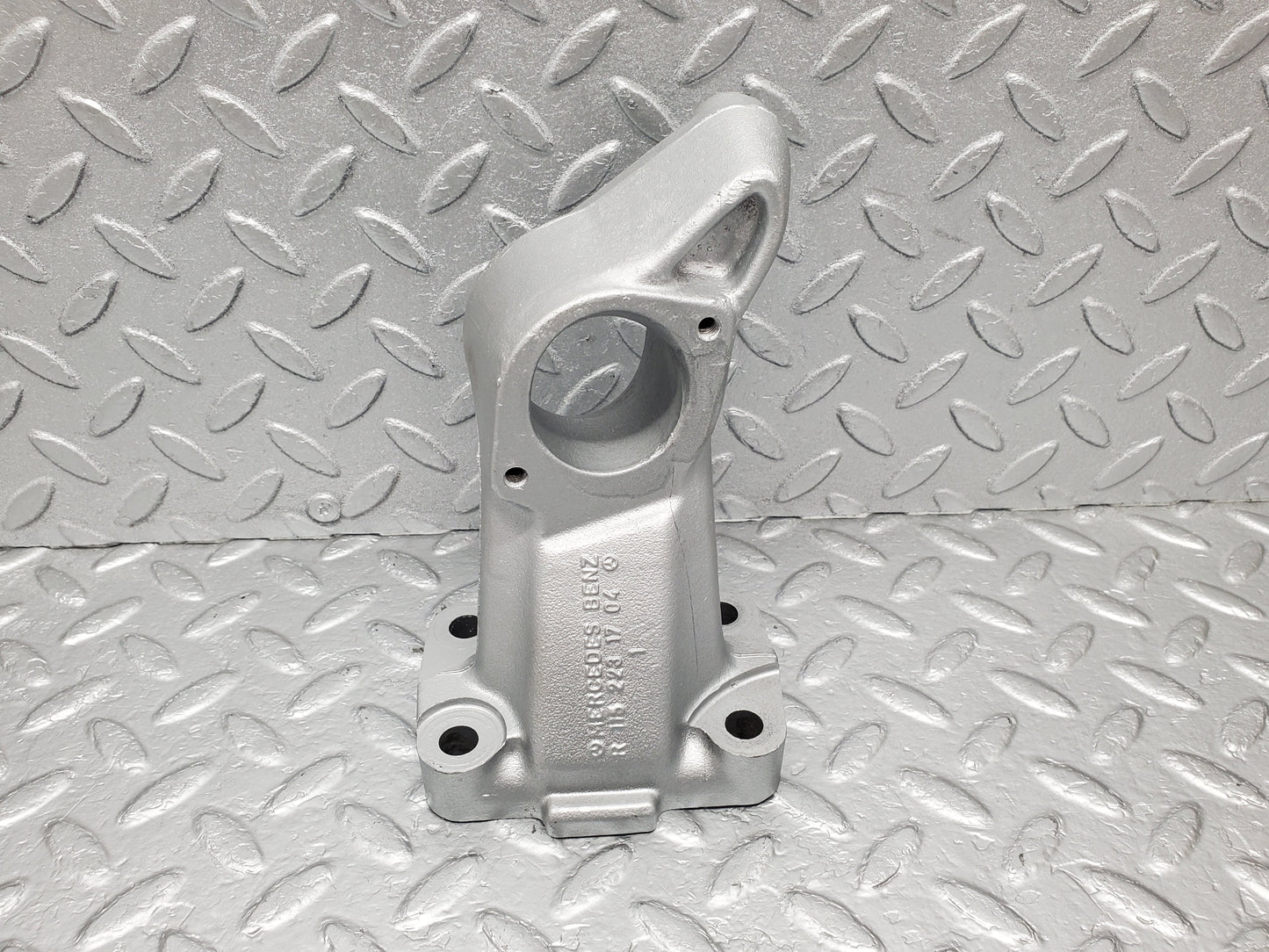 1324 Mercedes-Benz V123 240D Engine Mount Bracket Left Side 1152231704