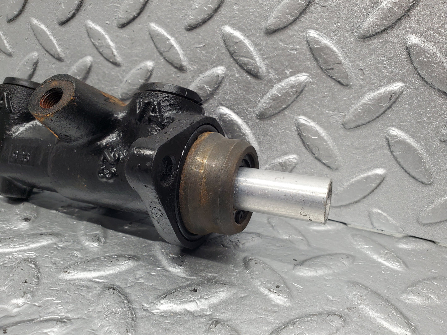 1390 Mercedes-Benz V123 240D Brake Master Cylinder