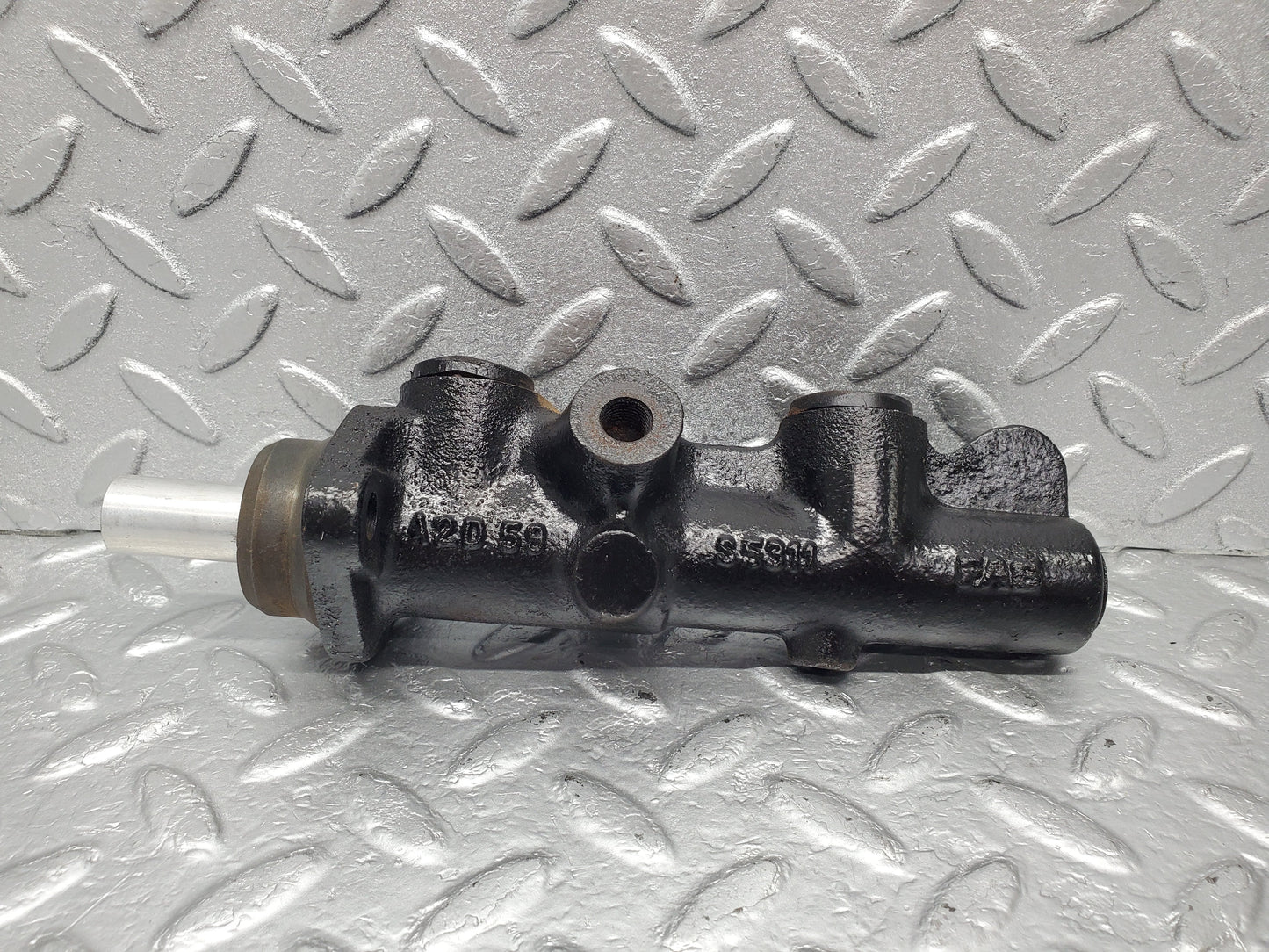 1390 Mercedes-Benz V123 240D Brake Master Cylinder