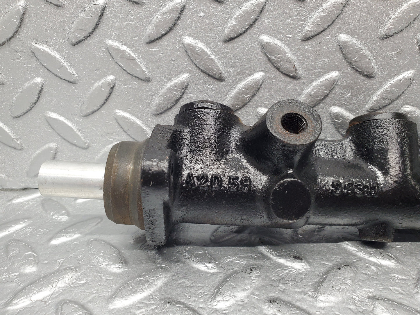 1390 Mercedes-Benz V123 240D Brake Master Cylinder