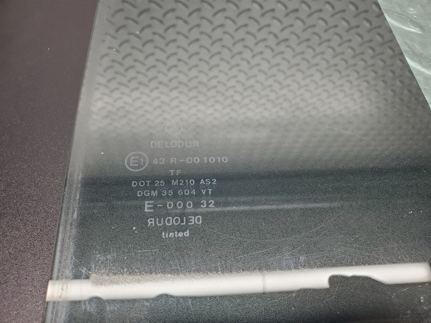 1407 Mercedes-Benz V123 240D LWB Rear Right Door Window Glass