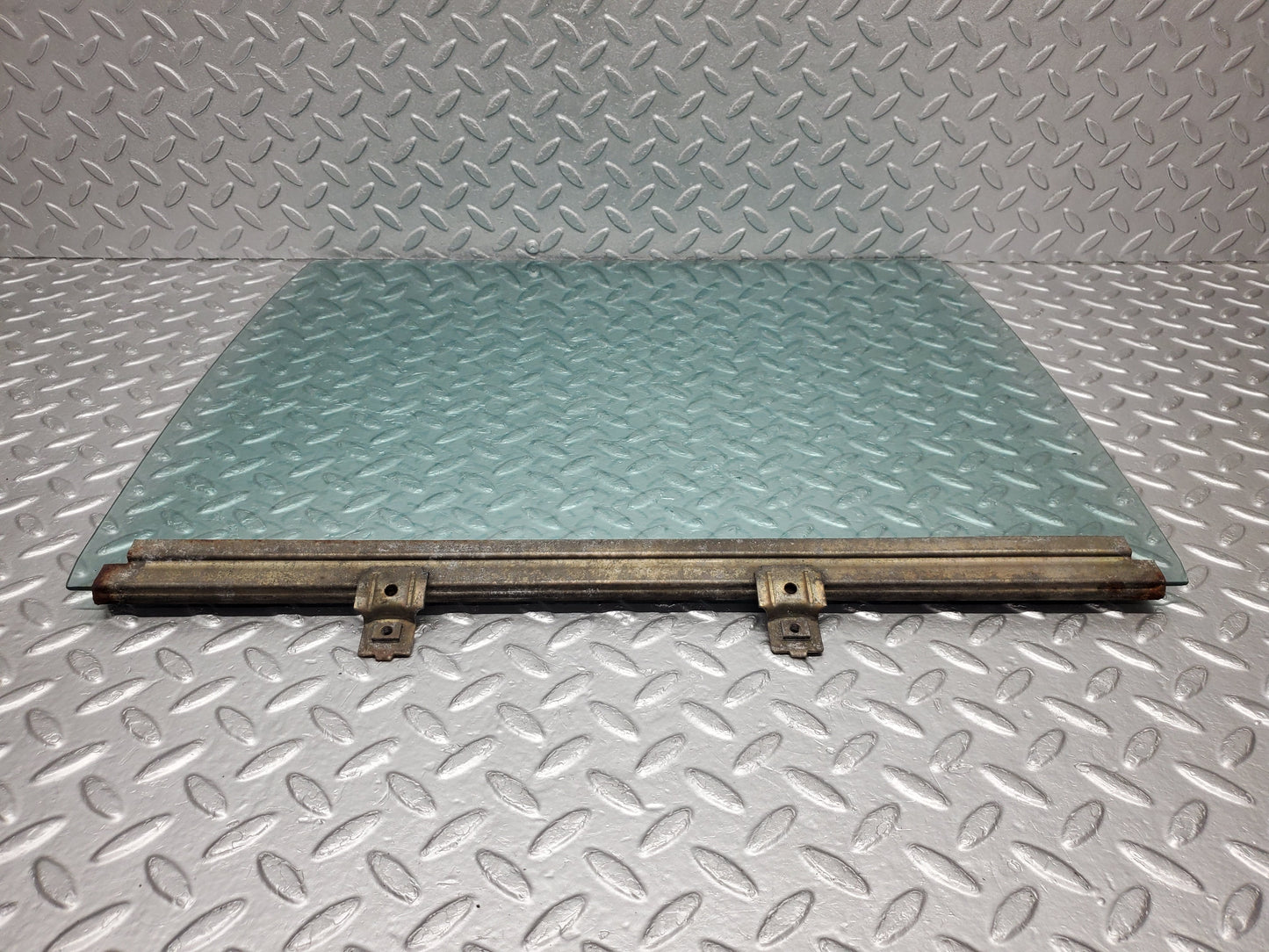 1407 Mercedes-Benz V123 240D LWB Rear Right Door Window Glass