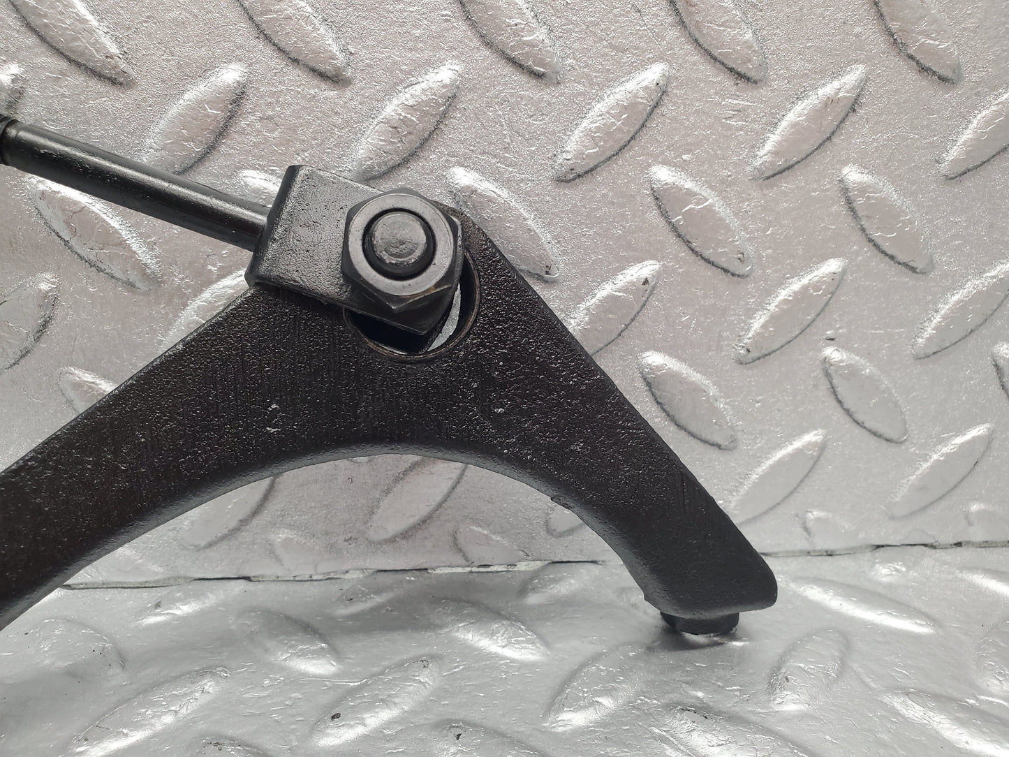 1744 Mercedes-Benz W105 219 PONTON Front Engine Mount Bracket