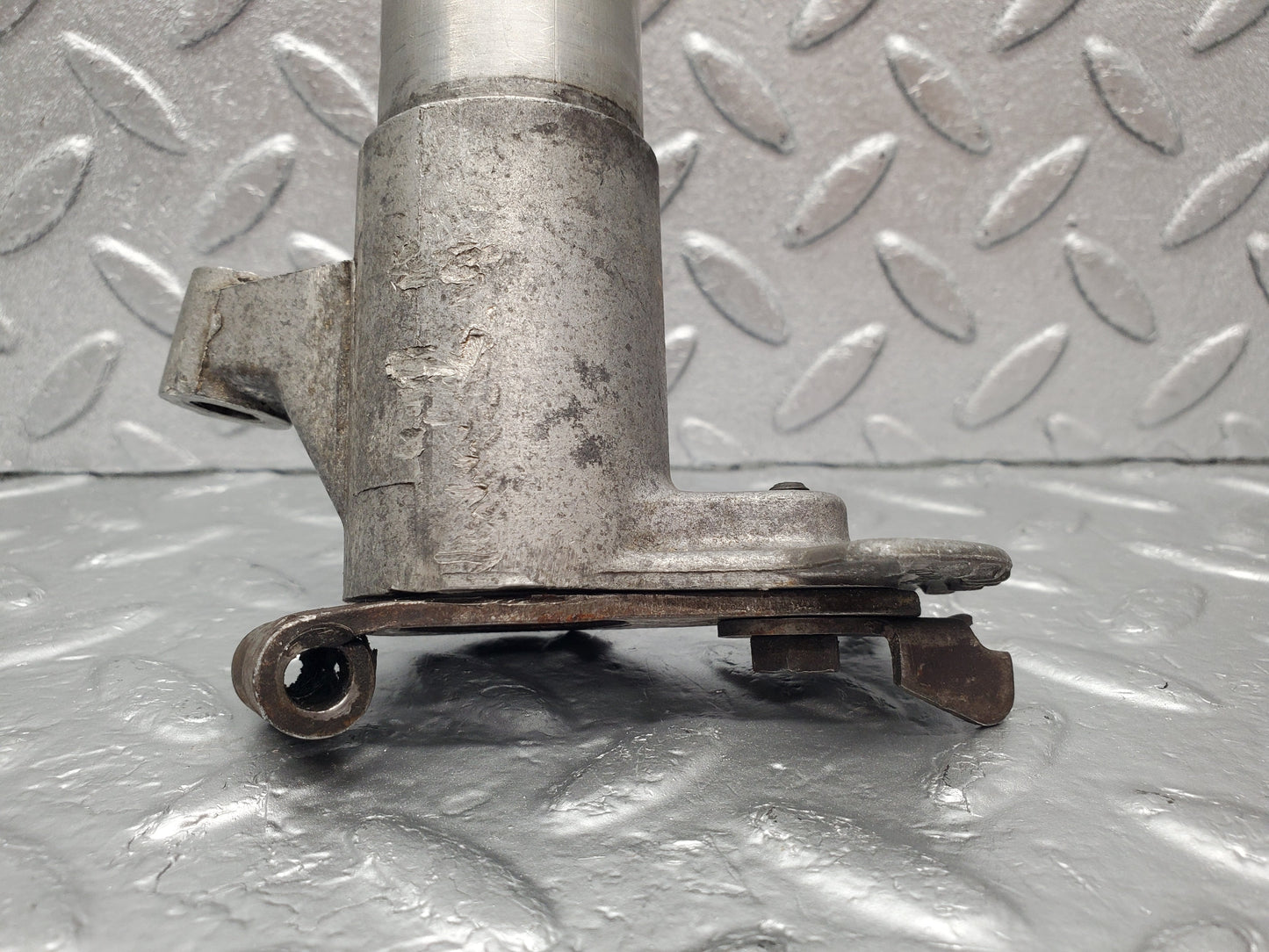 1747 Mercedes-Benz W105 219 Ponton Ignition Distributor Mount 1801581415