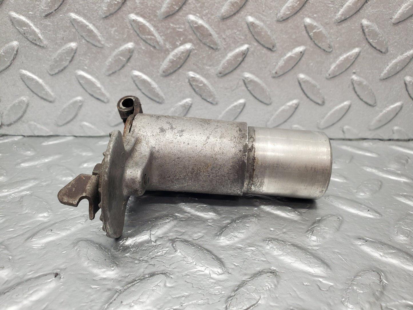 1747 Mercedes-Benz W105 219 Ponton Ignition Distributor Mount 1801581415