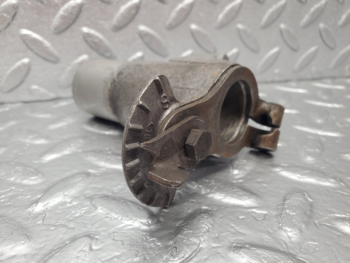 1747 Mercedes-Benz W105 219 Ponton Ignition Distributor Mount 1801581415