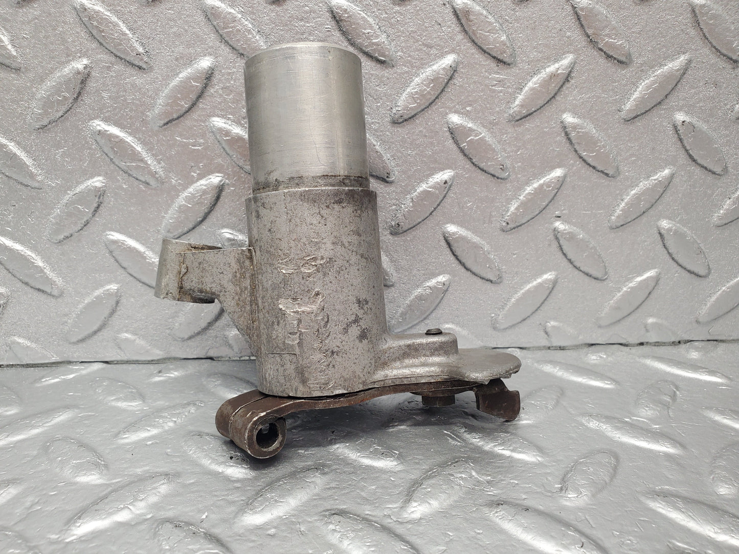 1747 Mercedes-Benz W105 219 Ponton Ignition Distributor Mount 1801581415