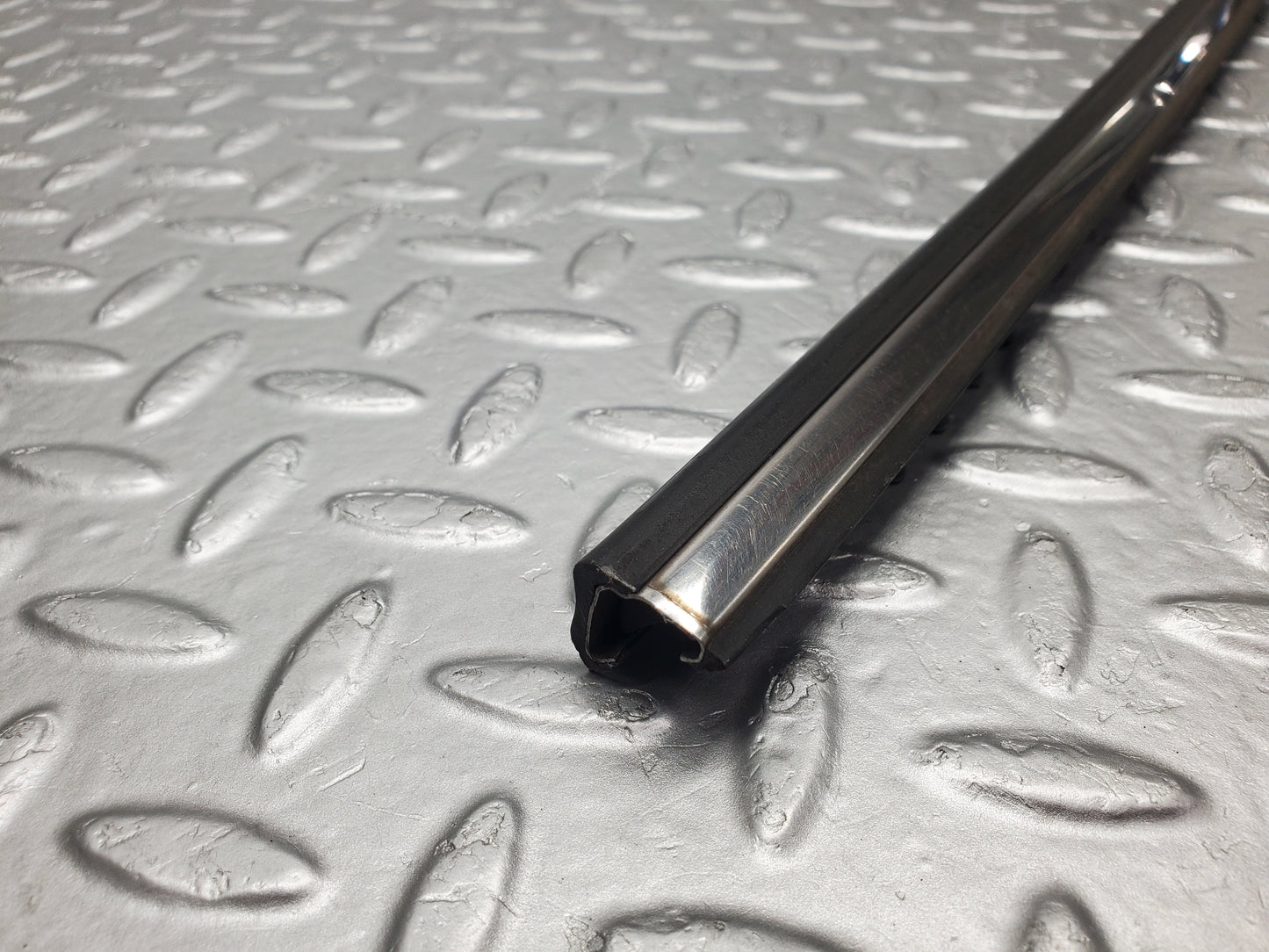 1890 Mercedes-Benz C123 230CE Coupe Left Door Centre Moulding Trim