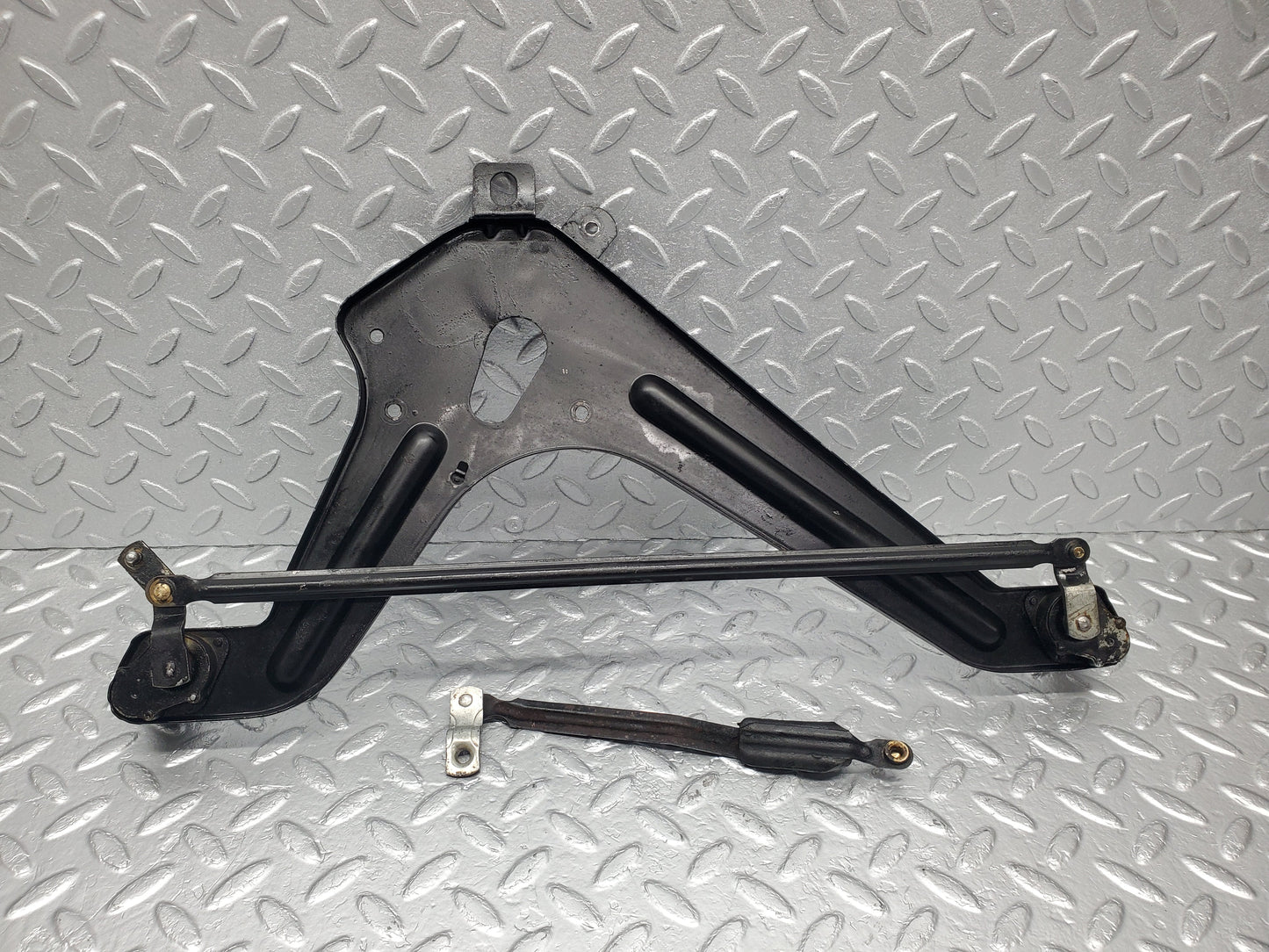 1994 Mercedes-Benz W105 219 Ponton Windscreen Wiper Linkage Mechanism