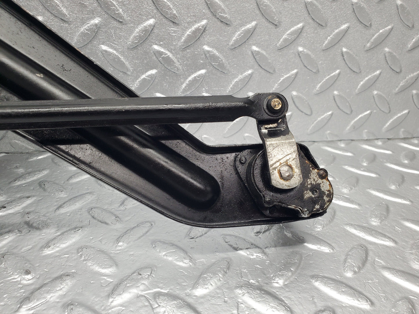 1994 Mercedes-Benz W105 219 Ponton Windscreen Wiper Linkage Mechanism