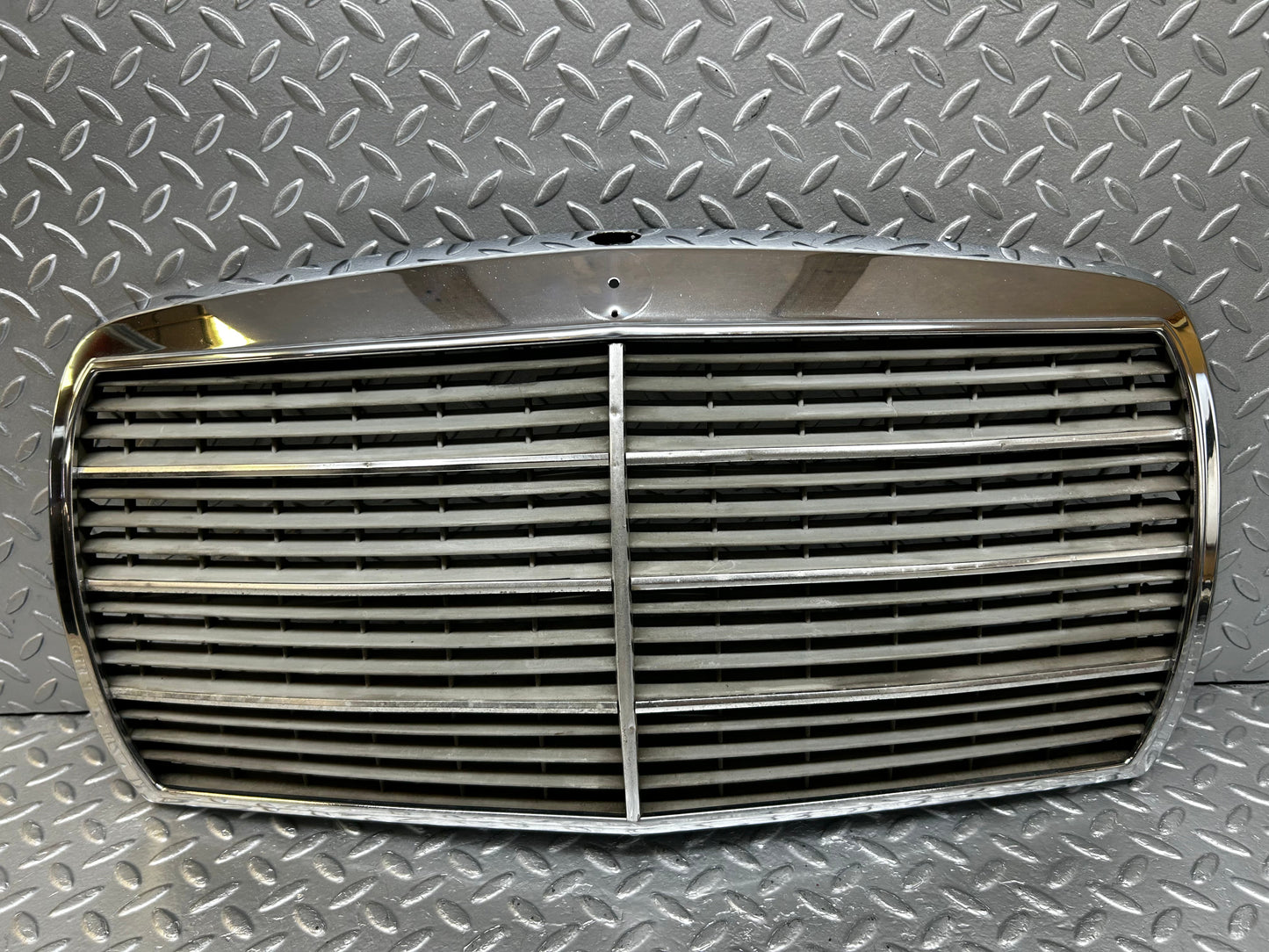31899 Mercedes-Benz W123 Bonnet Grill Chrome 1238880923