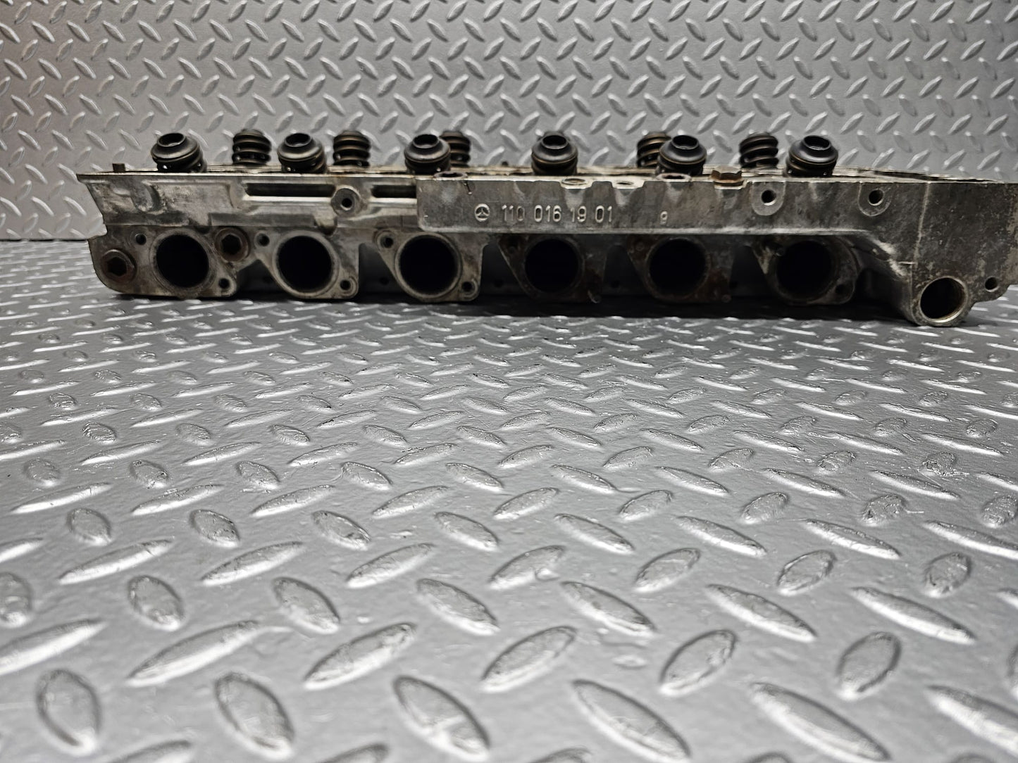 28160 Mercedes-Benz W123 280E Cylinder Head 1100161901