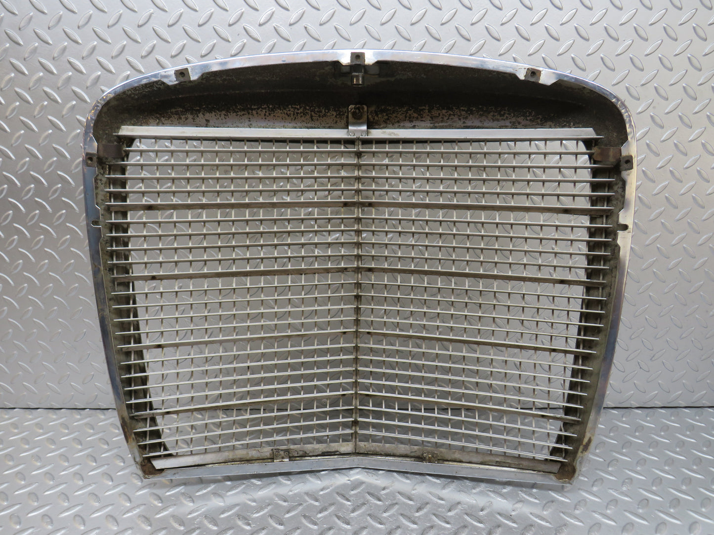 35837 Mercedes-Benz W108 Bonnet Grill Chrome