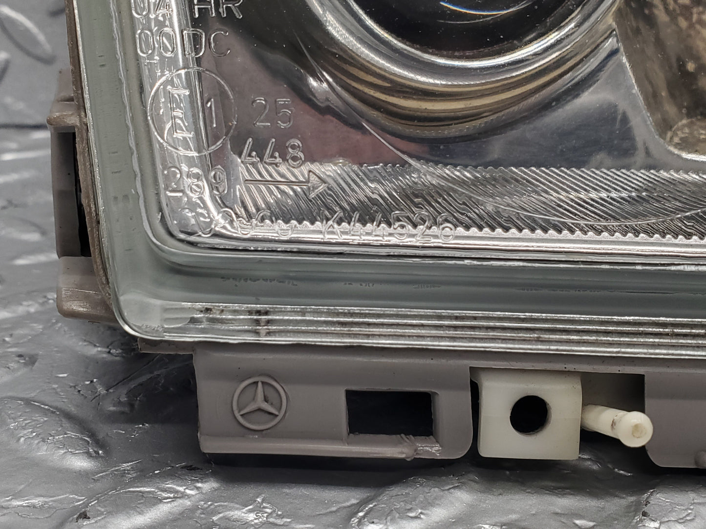 47172 Mercedes-Benz R129 320SL Coupe Xenon Headlight Bosch Right 1305621685 1305219026
