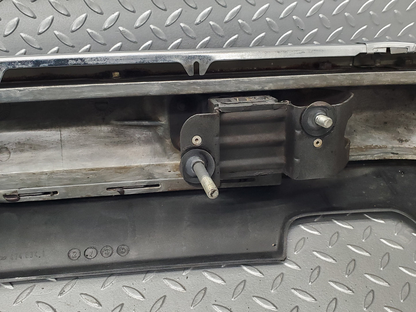 47557 Mercedes-Benz W126 Rear Bumper 1268802740 1268851105 1268855074