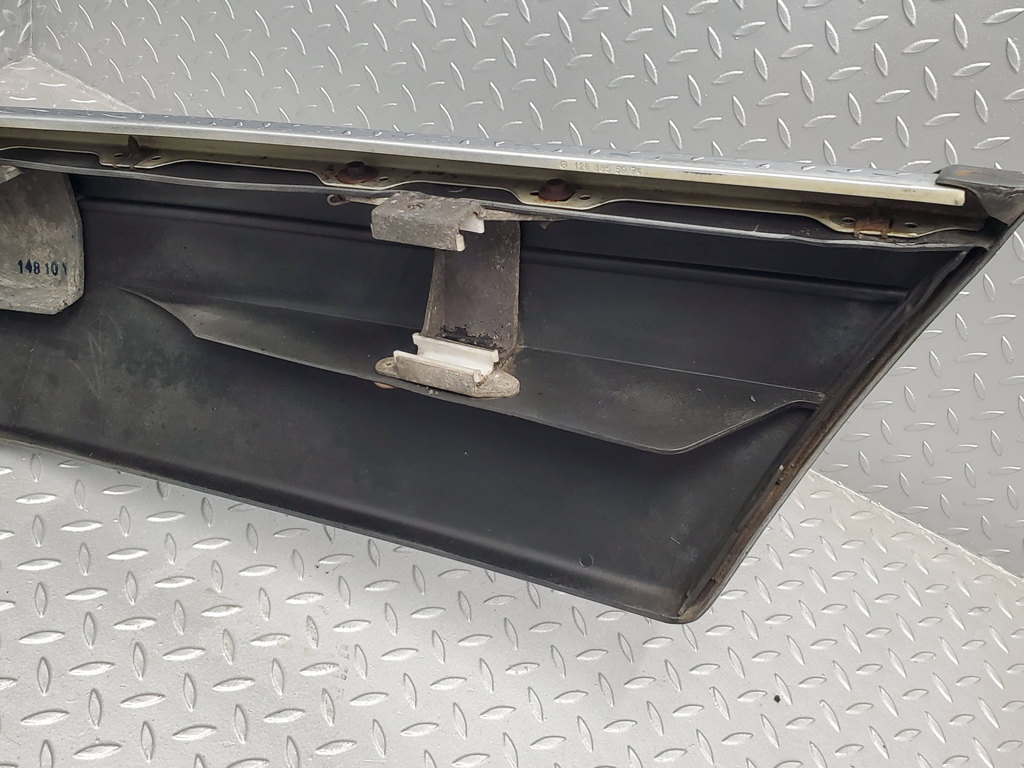 47557 Mercedes-Benz W126 Rear Bumper 1268802740 1268851105 1268855074
