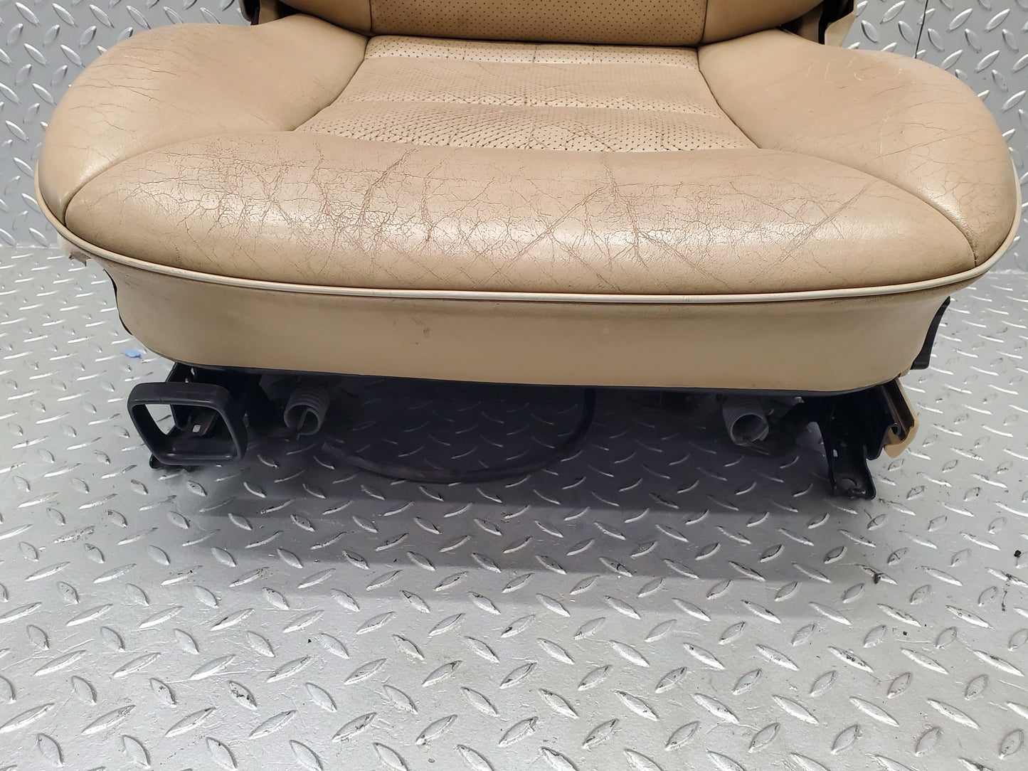 49429 Mercedes-Benz A124 320E Cabriolet Front Left Seat Leather Beige