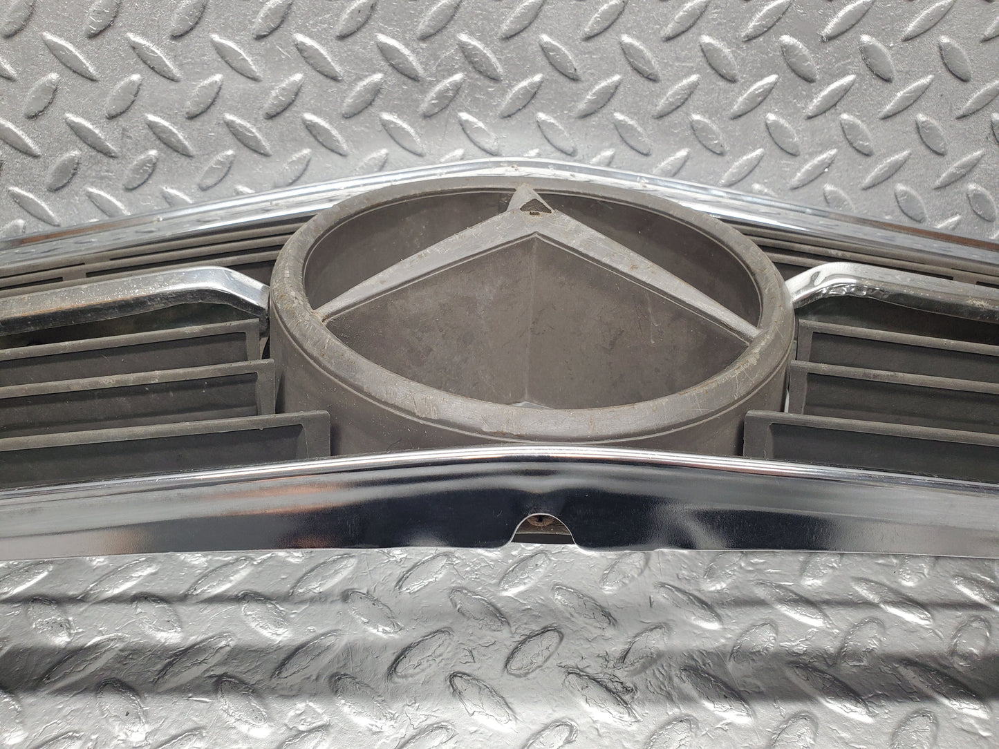 51821 Mercedes-Benz R107 SL Bonnet Grill Chrome 1078881623 1078881523