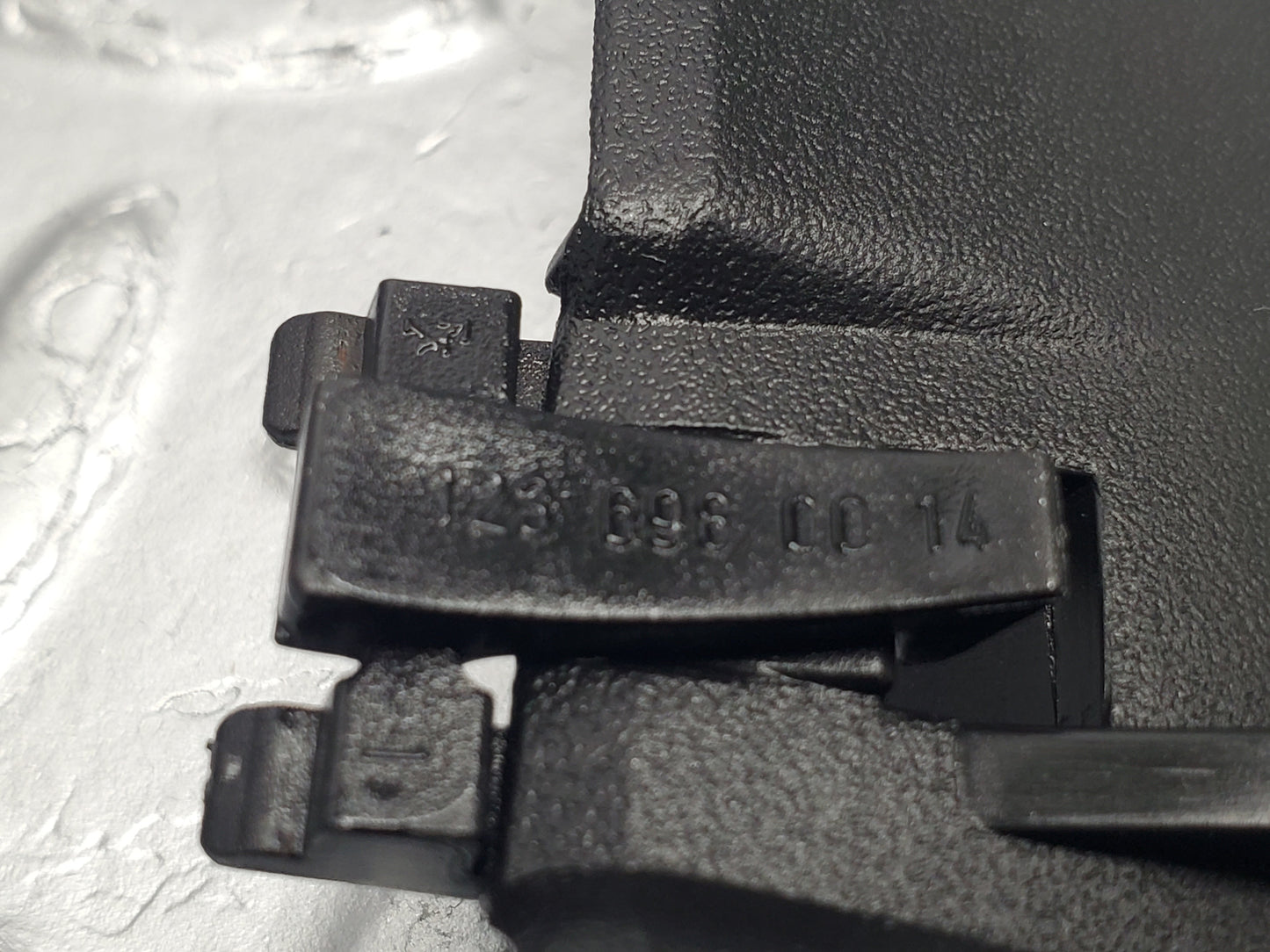 53042 Mercedes-Benz W123 230E C Pillar Exterior Plastic Trim Right 1236980014 136980114 1236980214