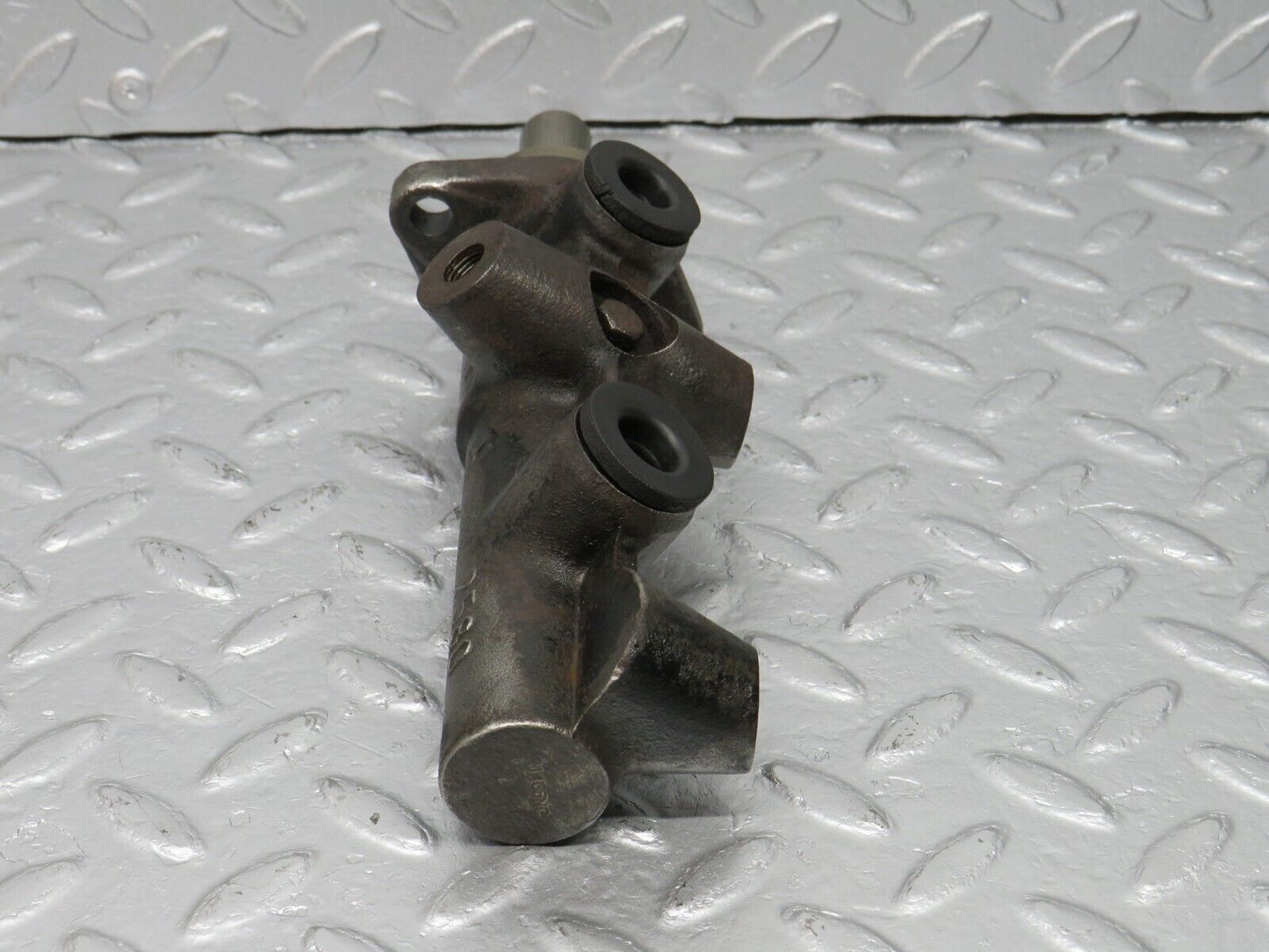 40703 Mercedes-Benz W123 300D Brake Master Cylinder Bendix