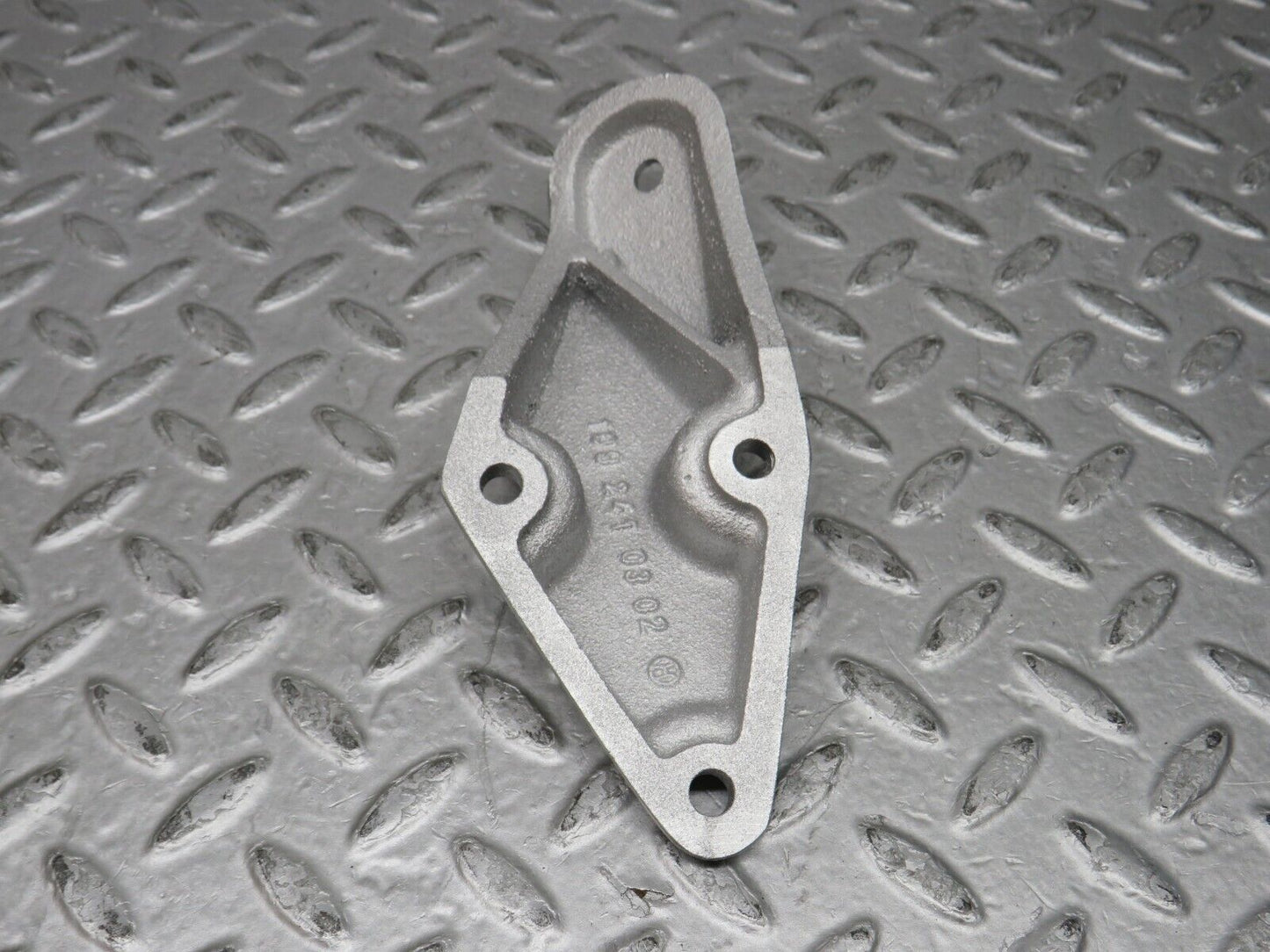 37351 Mercedes-Benz W109 300SEL Engine Mount Bracket Support Right 1092410302
