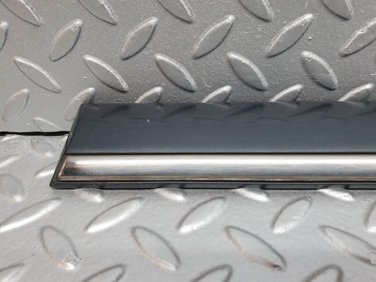 41804 Mercedes-Benz W202 C200 Front Right Door Centre Moulding Trim 2026909462