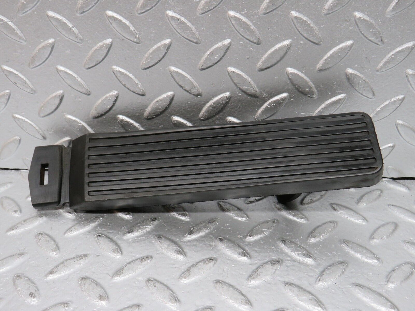 32597 Mercedes-Benz S124 300TE Wagon Accelerator Pedal With Rubber 1233010082