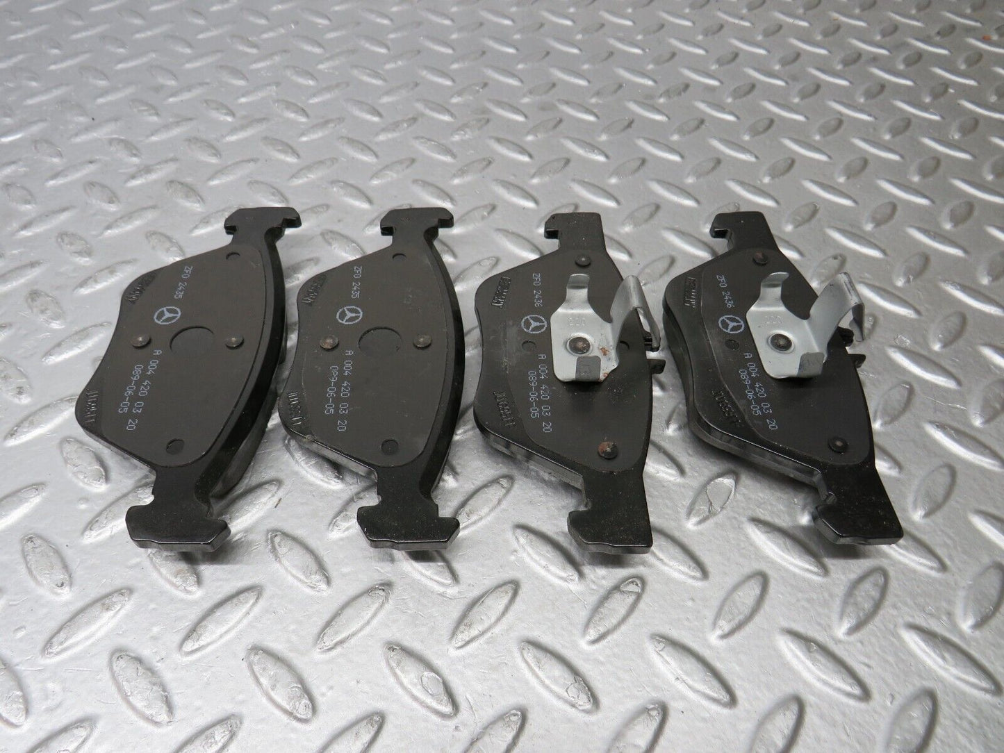 38212 Mercedes-Benz W210 Genuine Front Brake Pads New 0044200320