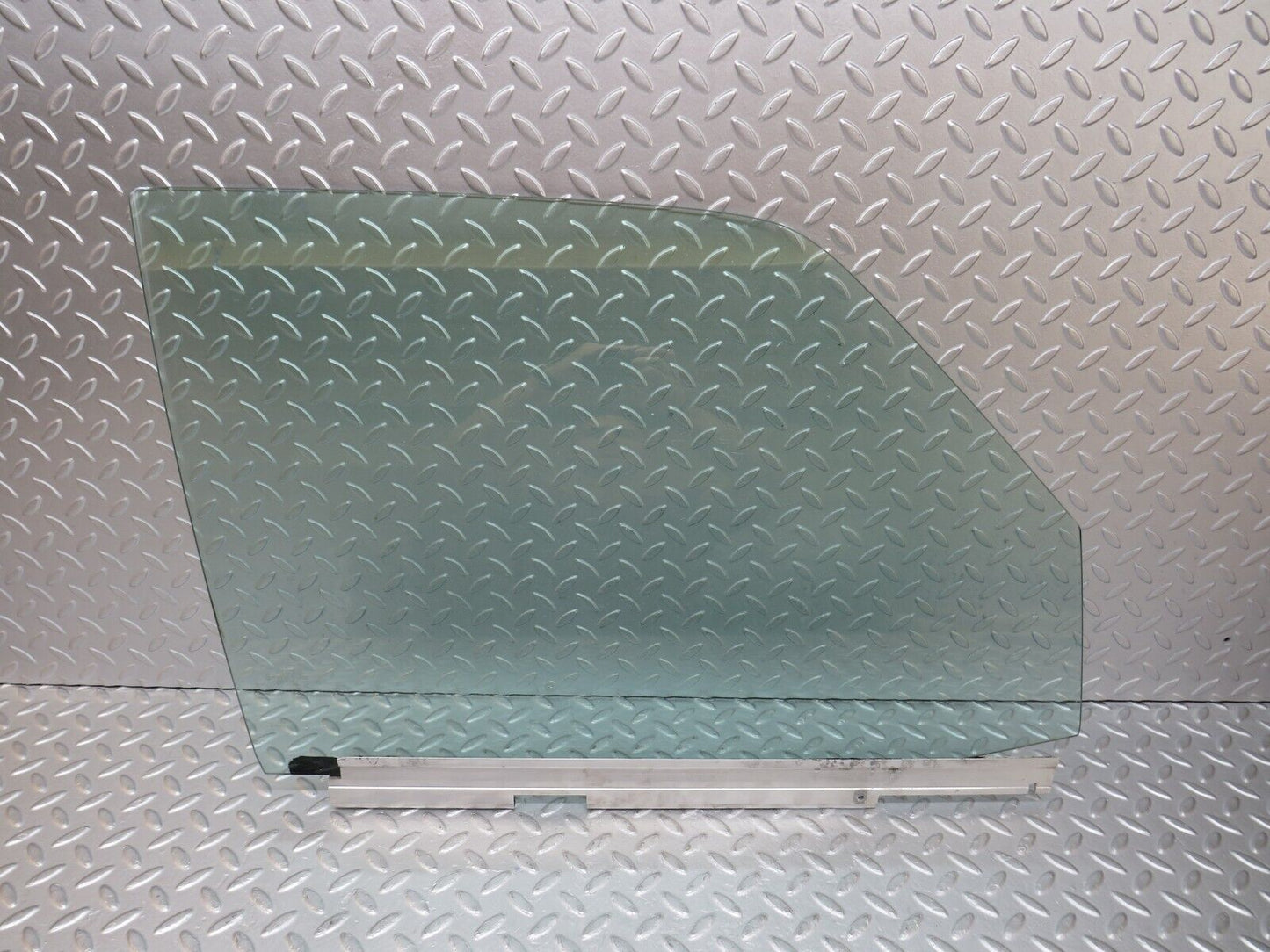 36038 Mercedes-Benz W126 420SE Front Right Door Window Glass