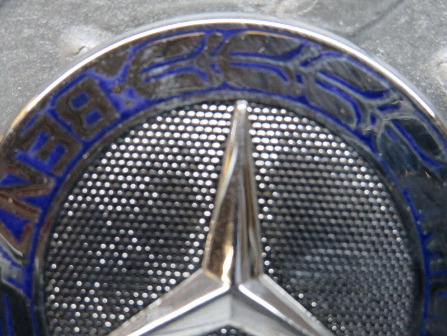 39779 Mercedes-Benz R129 320SL Coupe Bonnet Badge Emblem 1298880116
