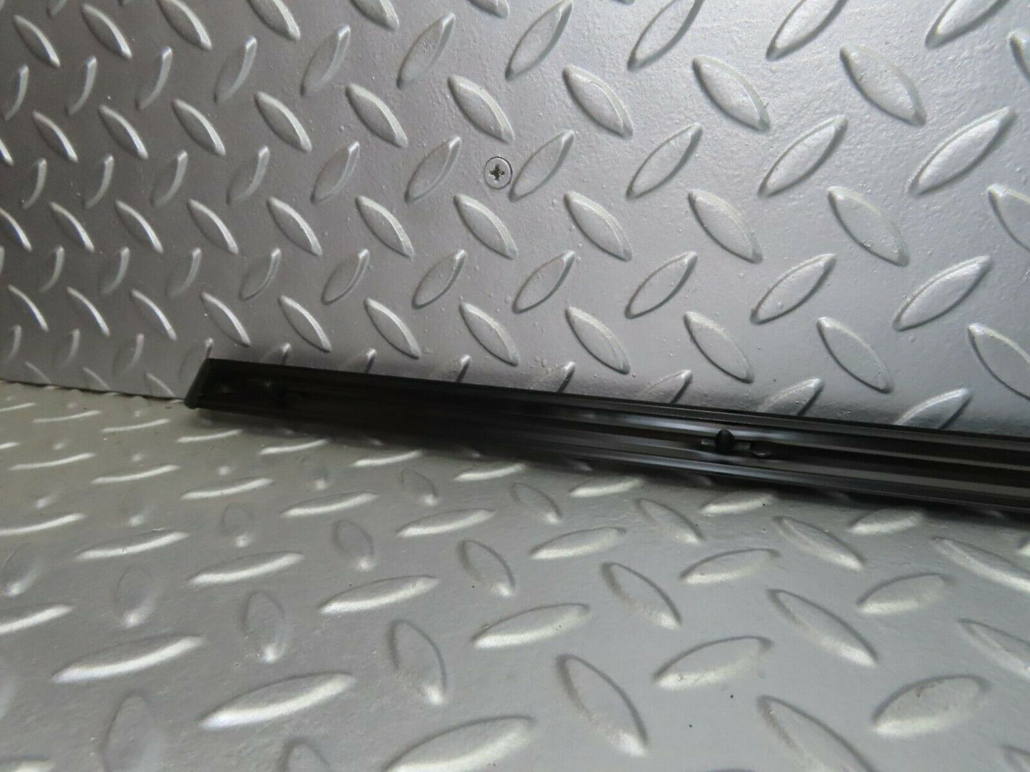 10273 Mercedes-Benz W123 Front Right Fender Wing Centre Moulding Trim