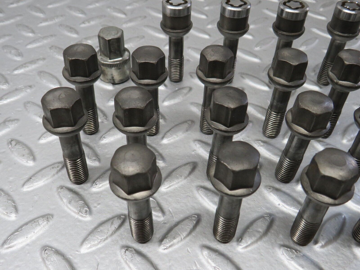 37998 Mercedes-Benz A124 Cabriolet Alloy Wheel Lug Bolt Set With Locking Bolts M12x1.5