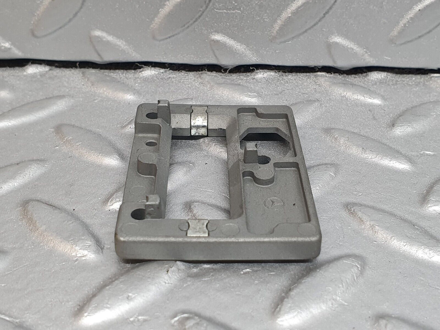 42082 Mercedes-Benz W202 C200 Rear View Mirror Bracket
