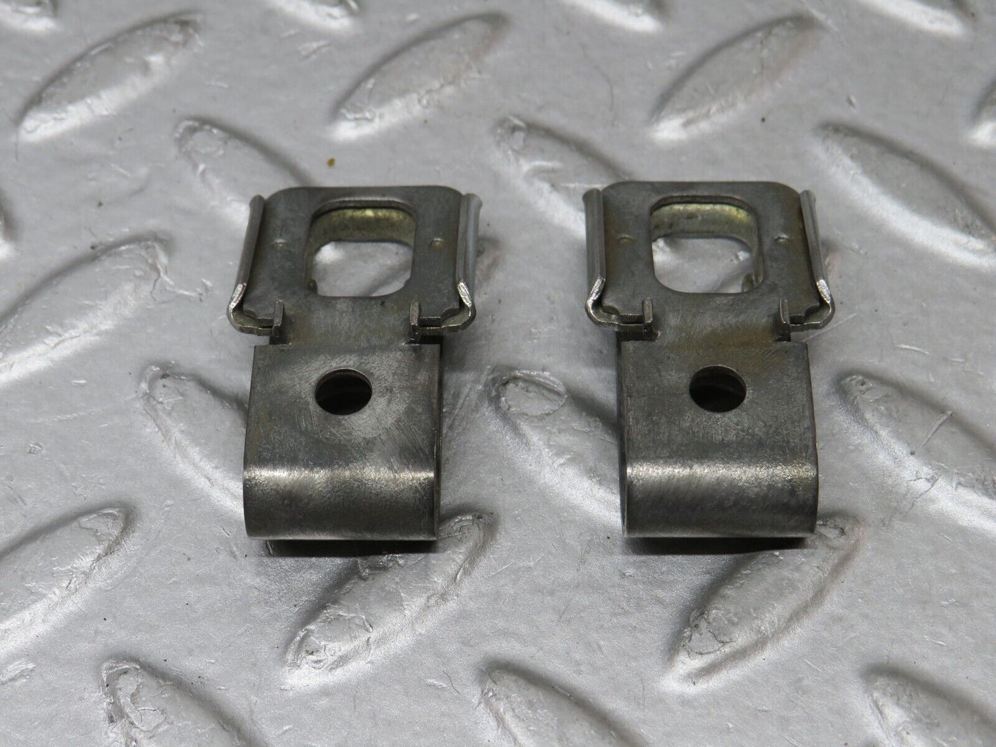 36245 Mercedes-Benz W126 420SE Fuel Injector Bracket 2x