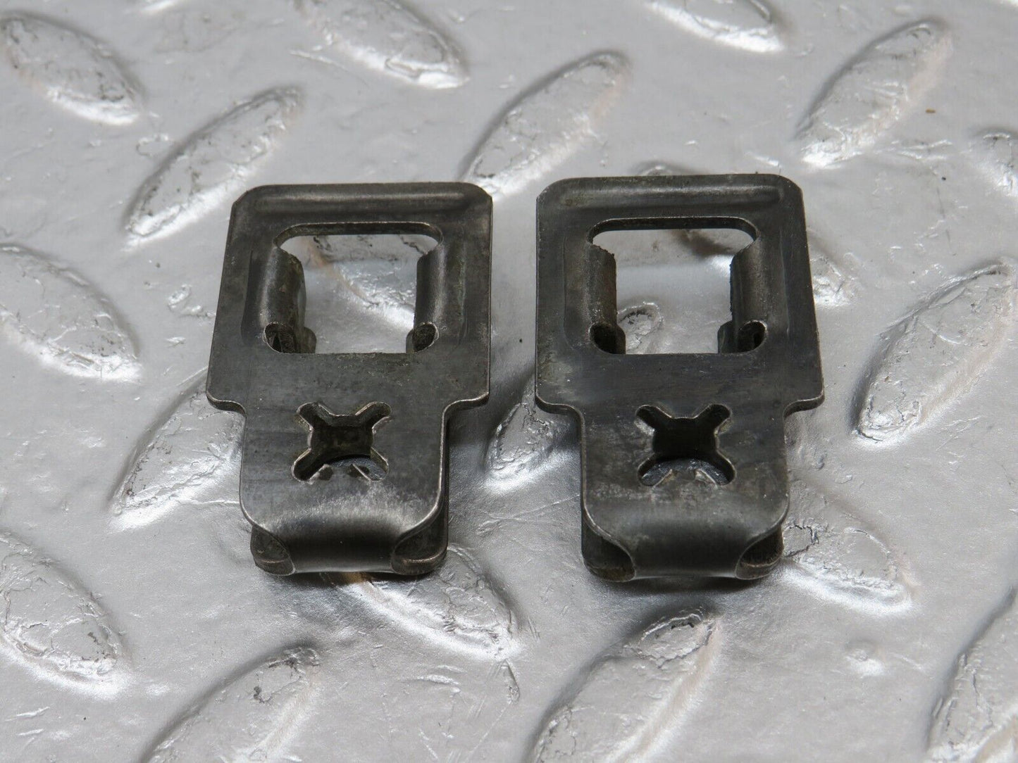 34131 Mercedes-Benz W124 260E Fuel Injector Bracket 2x