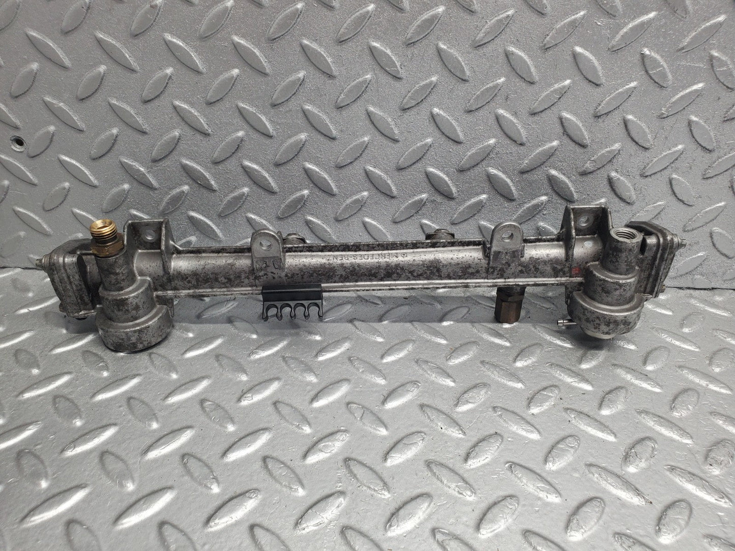 W124 Wagon fuel injector rail used OEM