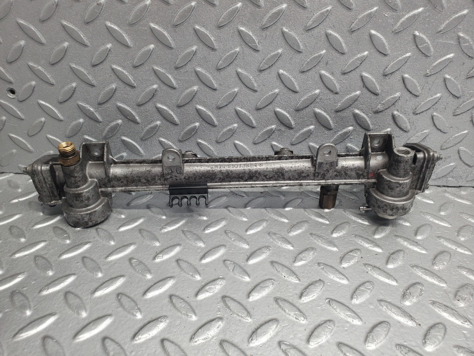 W124 Wagon fuel injector rail used OEM