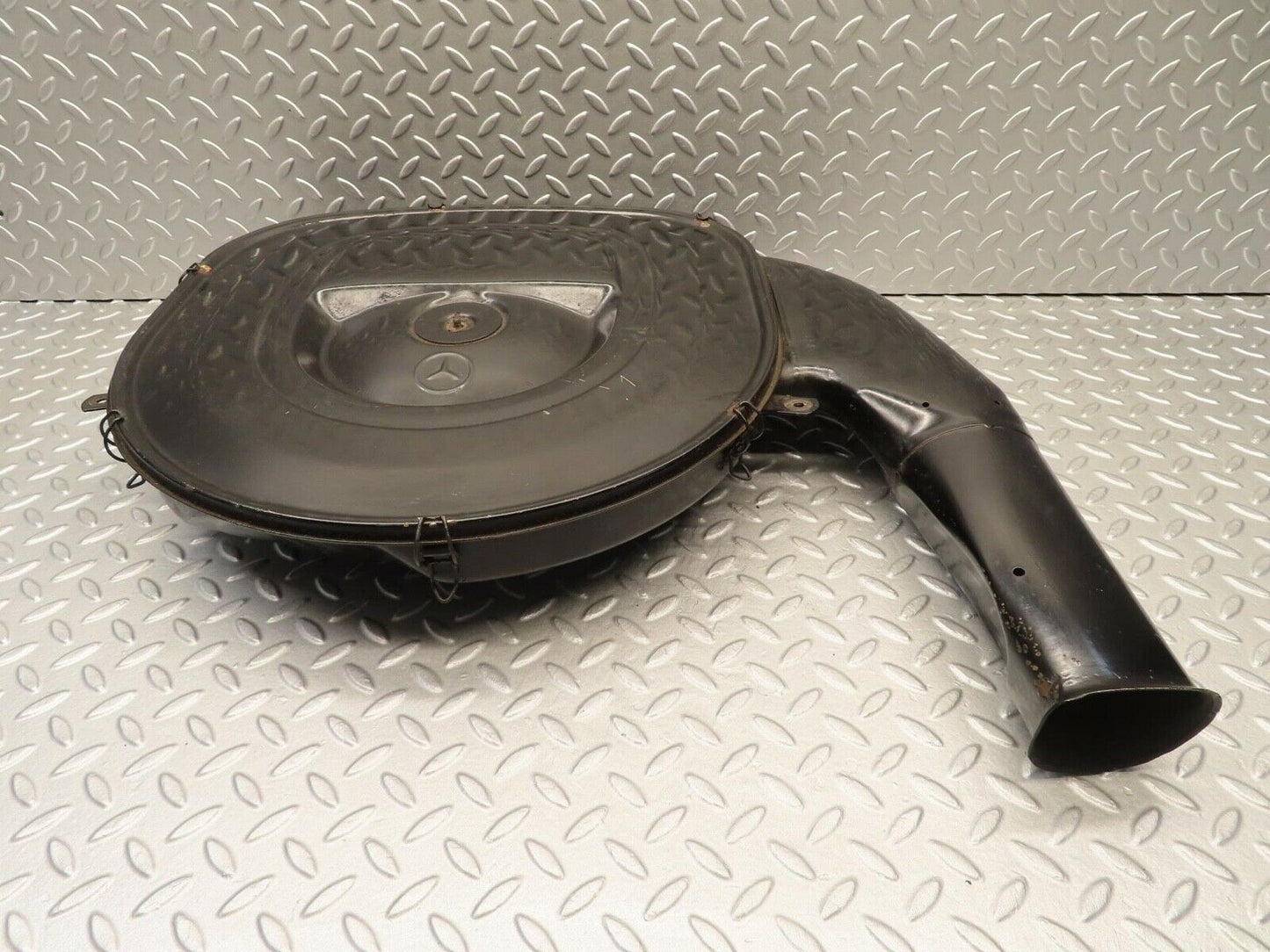 11822 Mercedes-Benz R107 450SL Air Filter Housing 4517485106