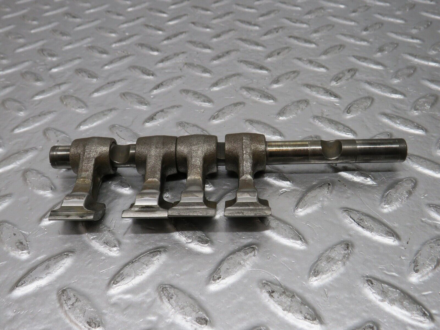 0361 Mercedes-Benz W123 220D Camshaft Rocker Arm With Shaft