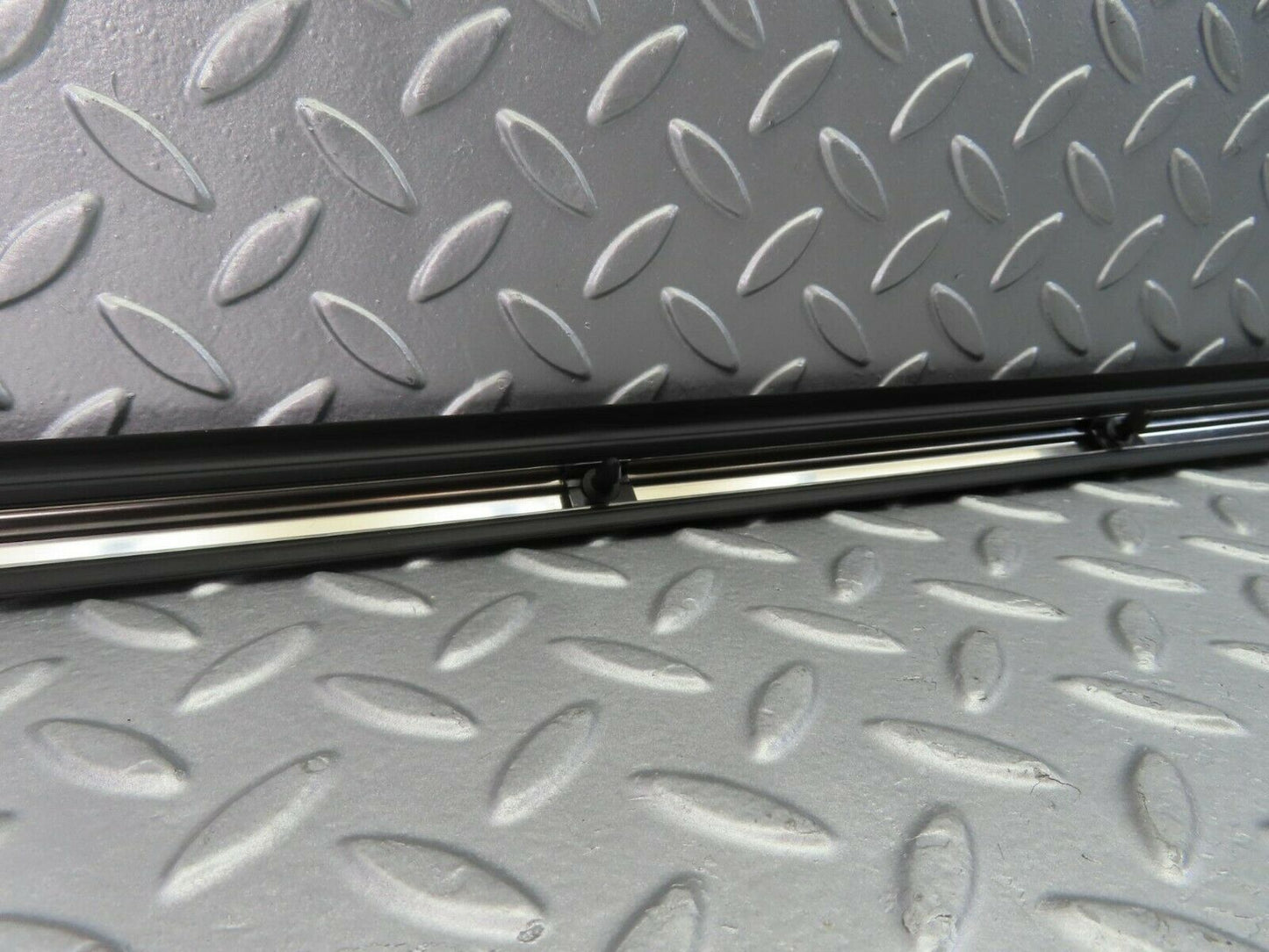 10293 Mercedes-Benz W116 Front Left Door Centre Moulding Trim