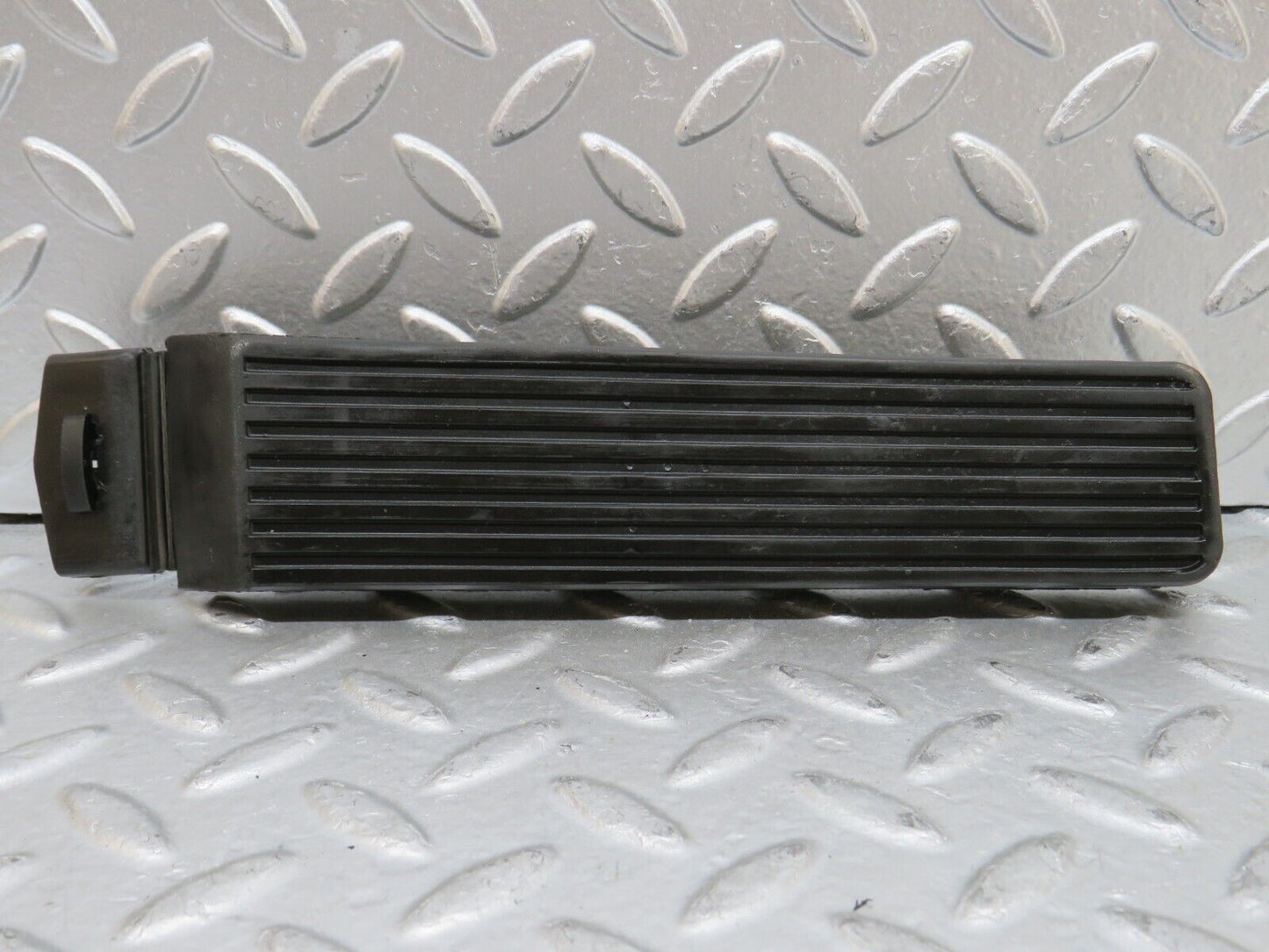 27923 Mercedes-Benz W123 280E Accelerator Pedal With Rubber 1233010082
