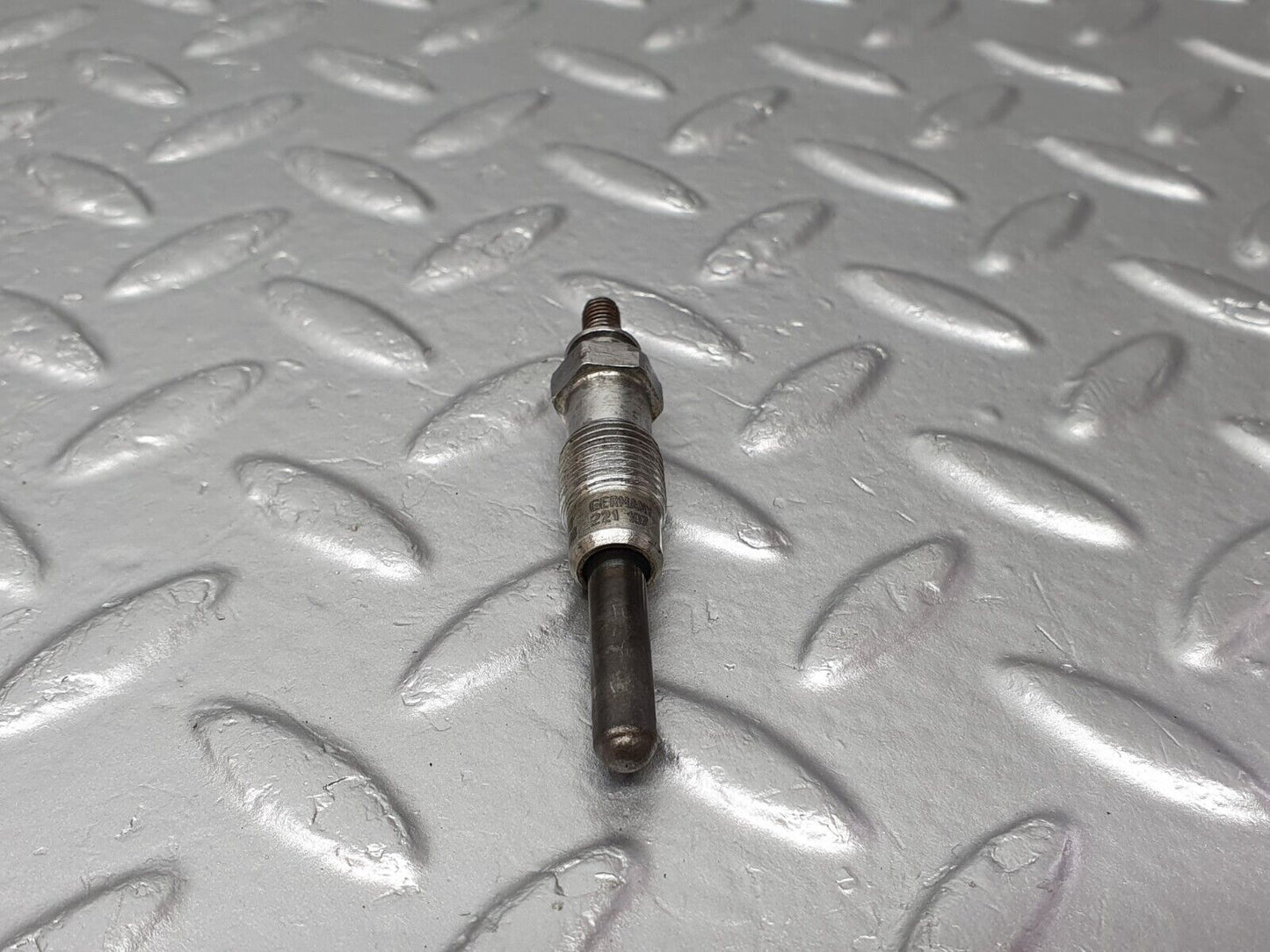 40847 Mercedes-Benz W123 300D Glow Plug Beru 0100221107