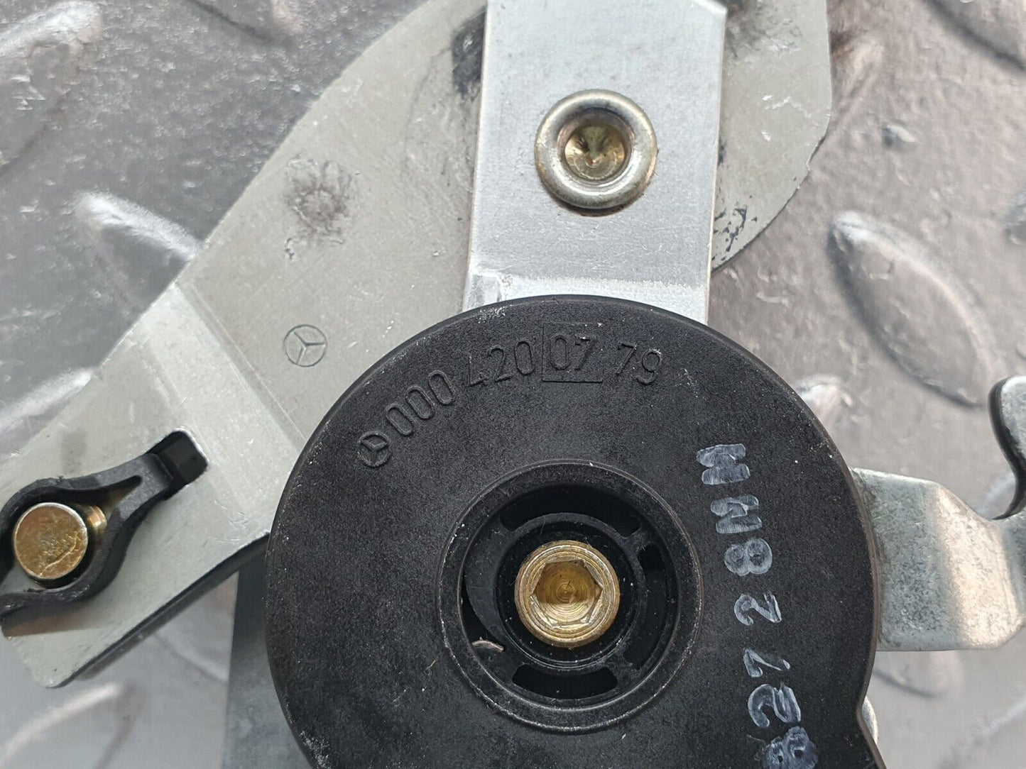 41741 Mercedes-Benz W202 C200 Handbrake Adjusting Handbrake Regulator 0004200779