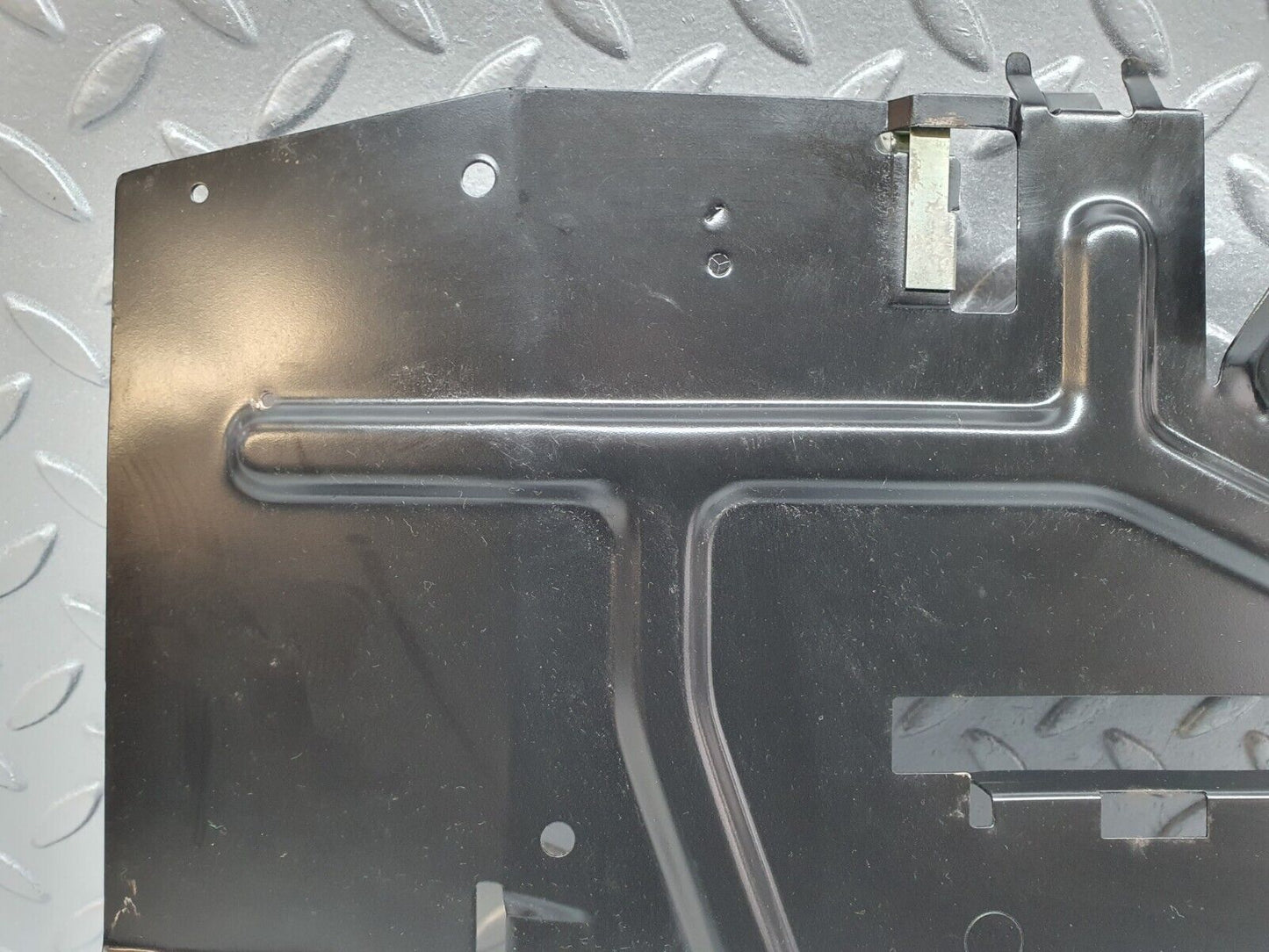 41186 Mercedes-Benz W126 300SE Left Footwell Relay Holder Bracket
