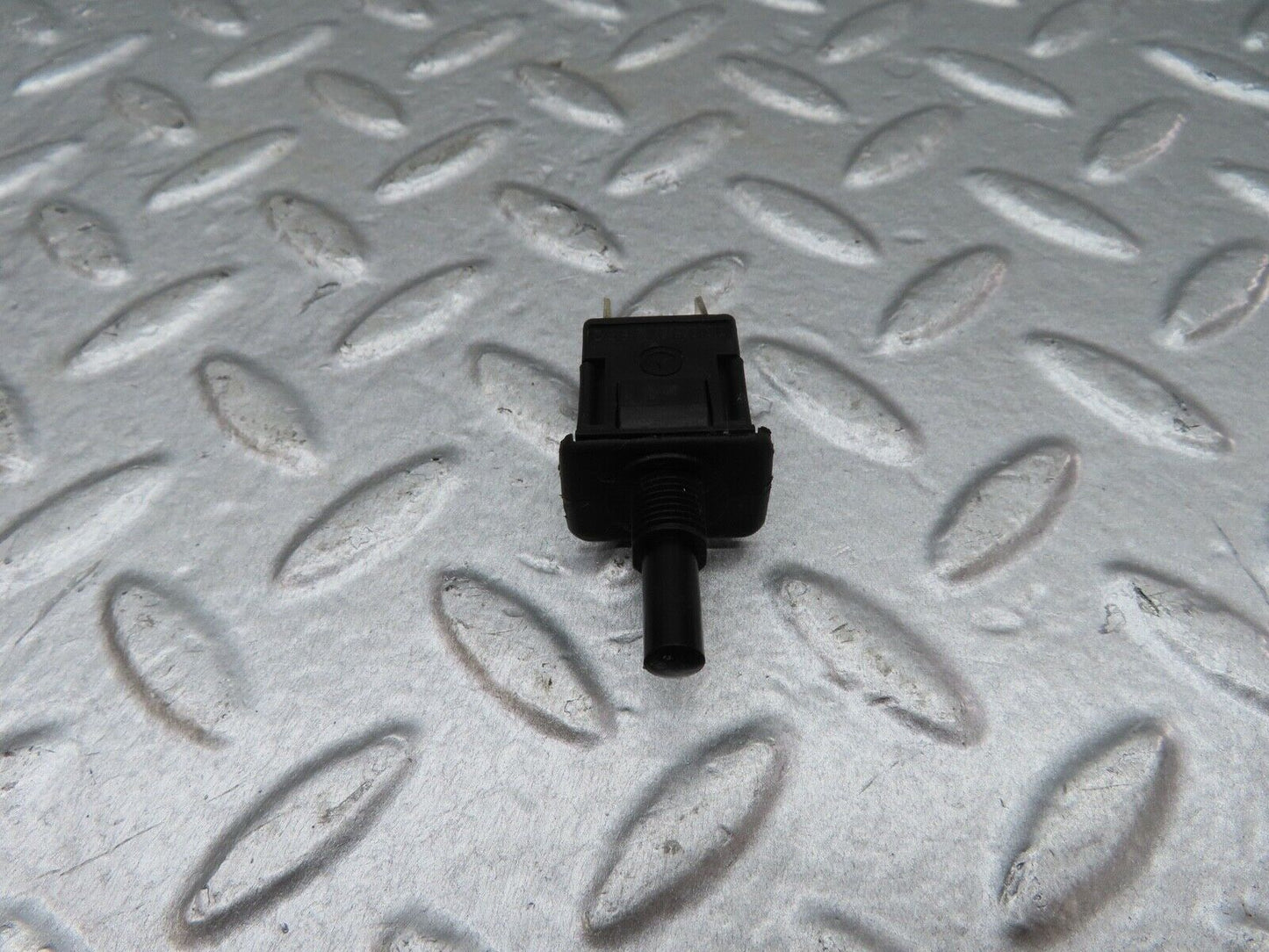 18087 Mercedes-Benz W123 200 Door Contact Switch 0008212852